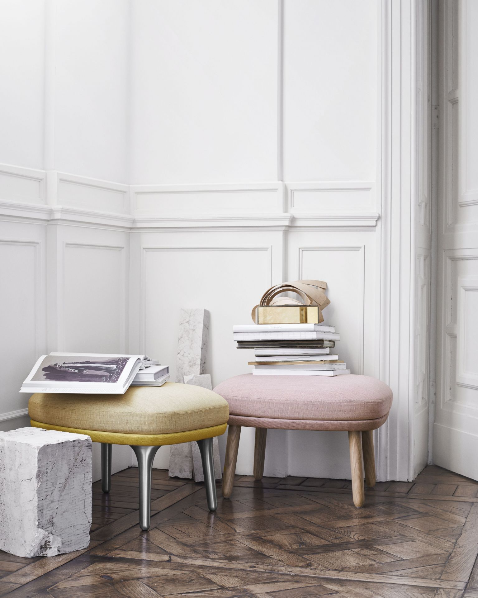 Zwei Ro Sessel von Fritz Hansen in Gelb und Rosa mit Büchern in einem Raum.
