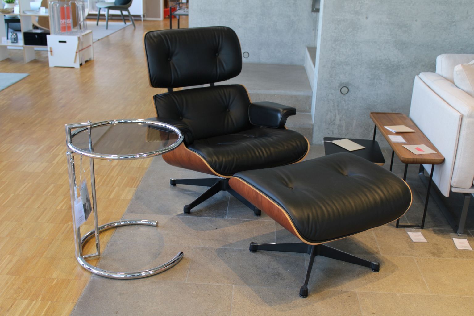 Eames Lounge Chair mit Ottoman in Palisander und schwarzem Leder, Designklassiker Sessel.