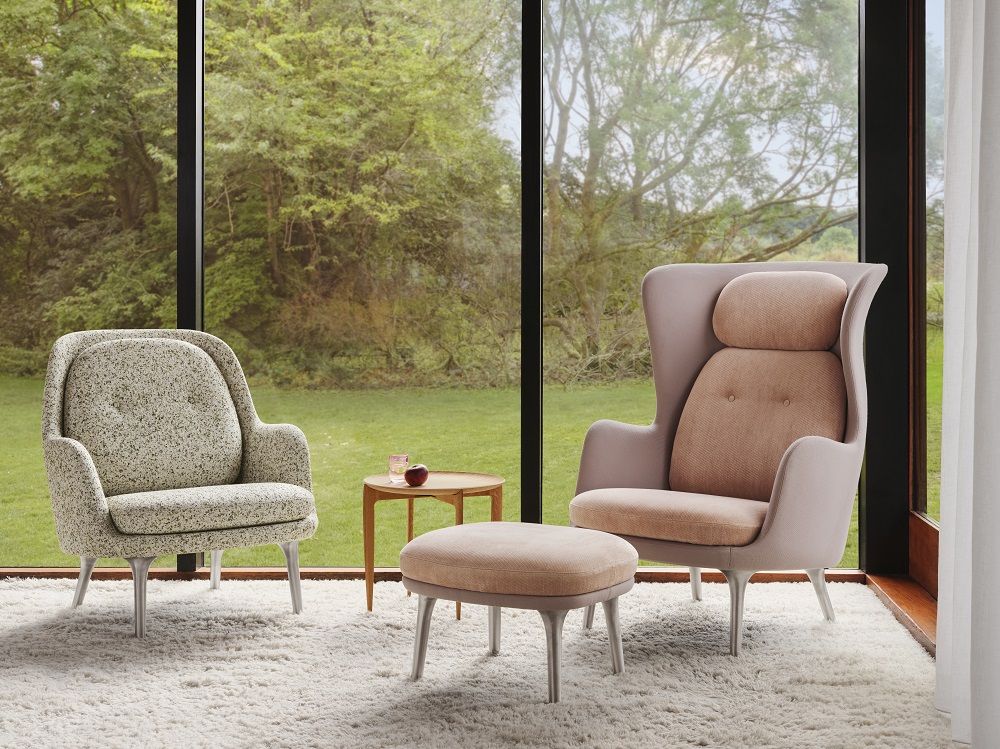 JH11 / JH12 Fußhocker für Ro Sessel von Fritz Hansen, modernes Design, helles Interieur.