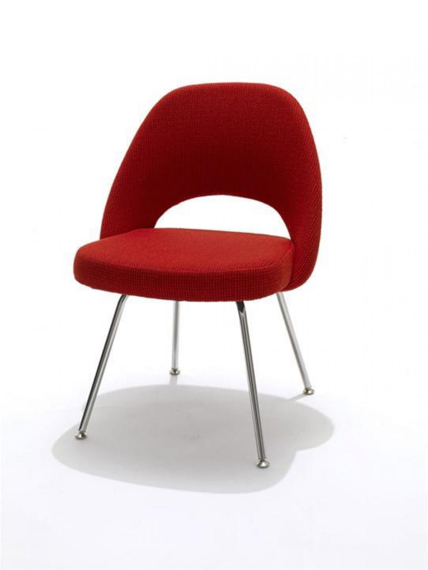Saarinen Conference Chair von Knoll International, roter Konferenzstuhl mit verchromtem Stahlgestell, modernes Design.
