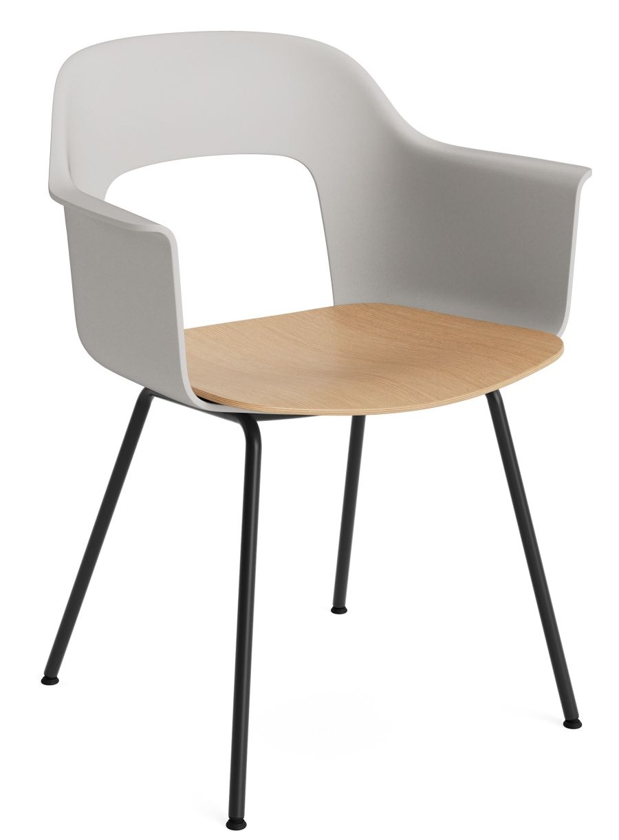 Layout Armchair 212 Armlehnstuhl von Hay mit grauem Kunststoff und hellem Holz-Sitz auf schwarzen Beinen.