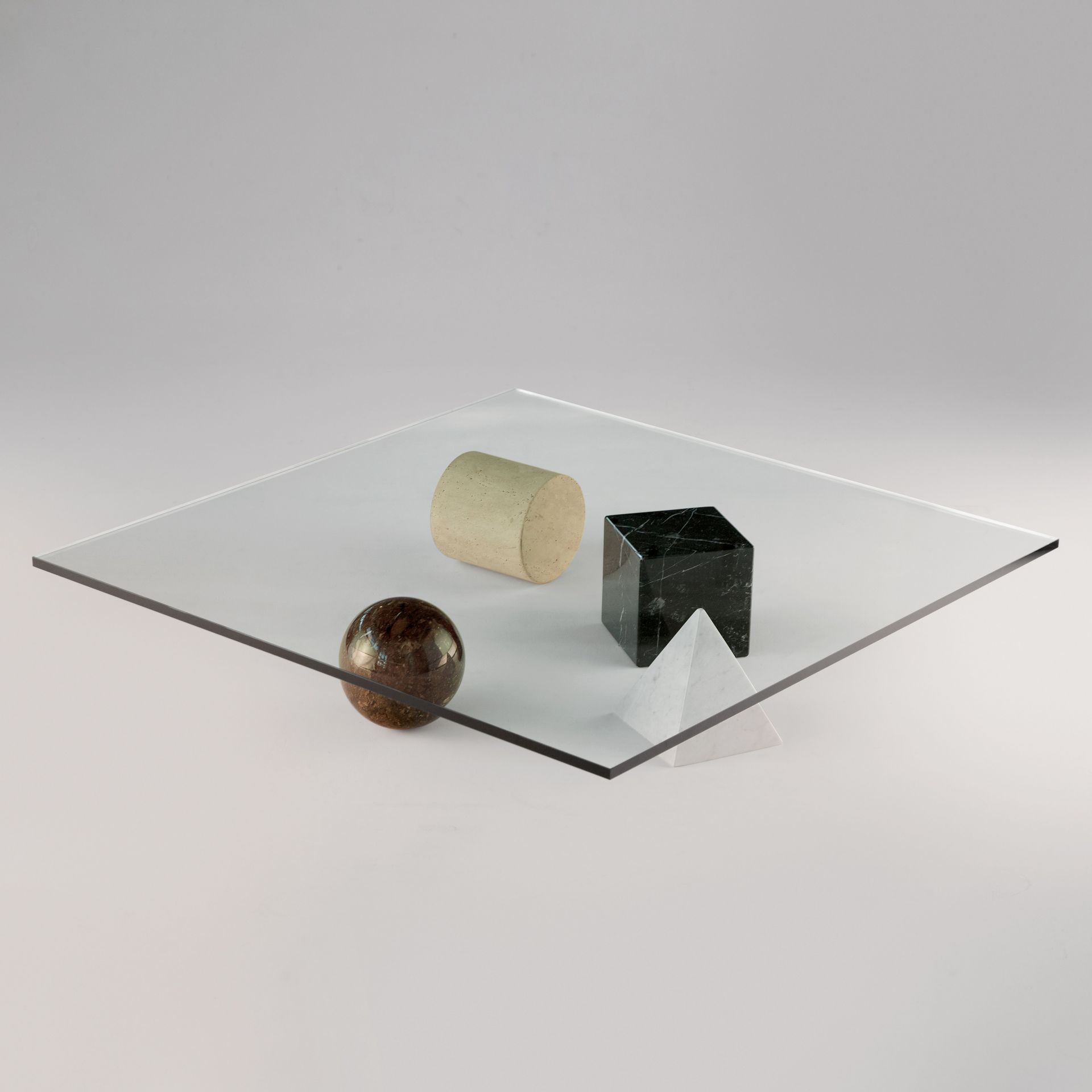 Metafora Tisch von Martinelli Luce: Glasplatte mit Kugel, Zylinder, Würfel und Pyramide aus Marmor.