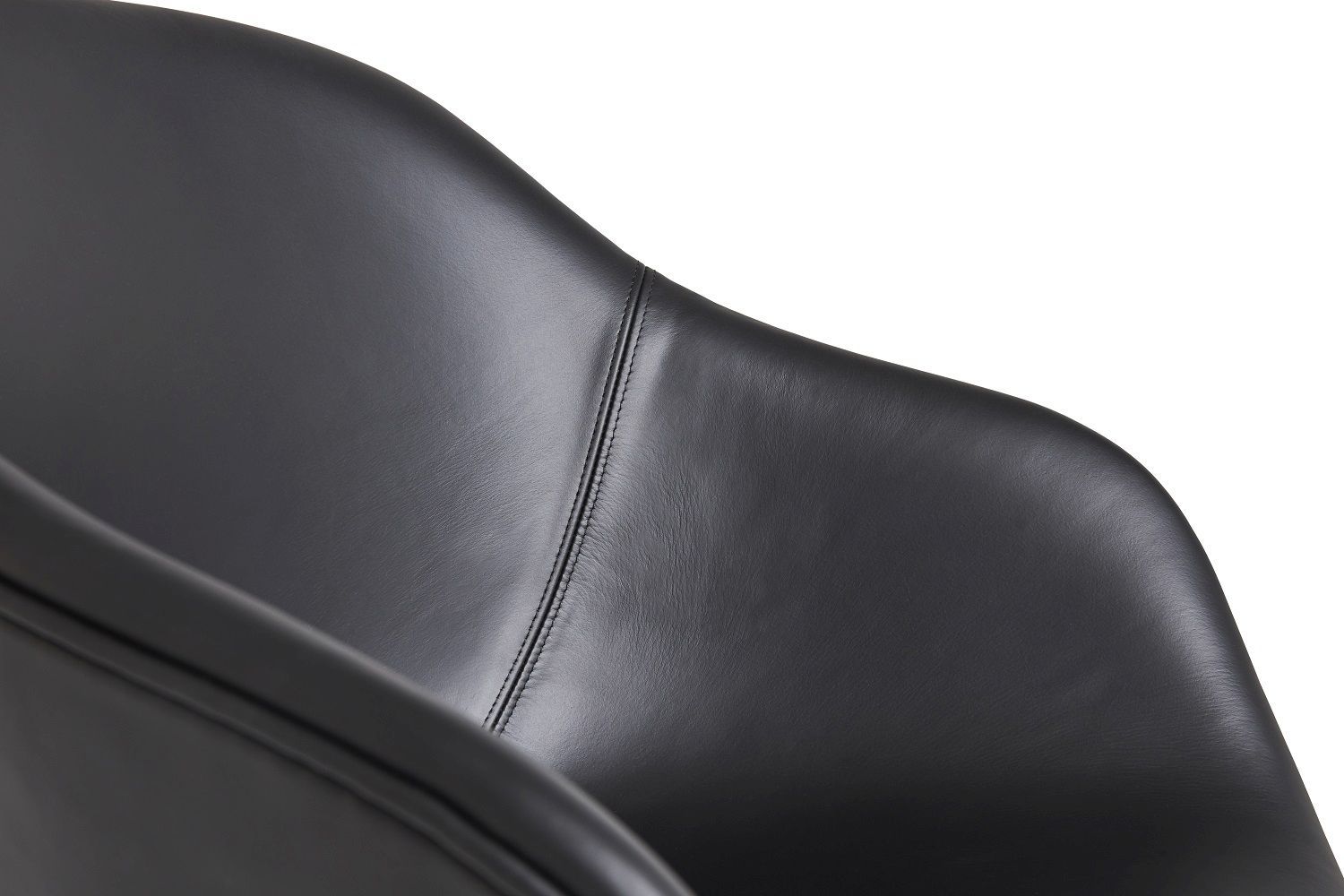 Detailaufnahme des schwarzen About a Chair AAC 213 Stuhls von Hay mit Lederbezug.