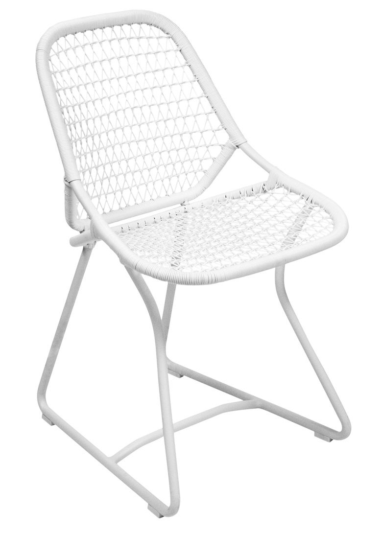 Weißer Sixties Stuhl von Fermob für den Außenbereich mit geflochtener Sitzfläche und filigranem Stahlgestell.