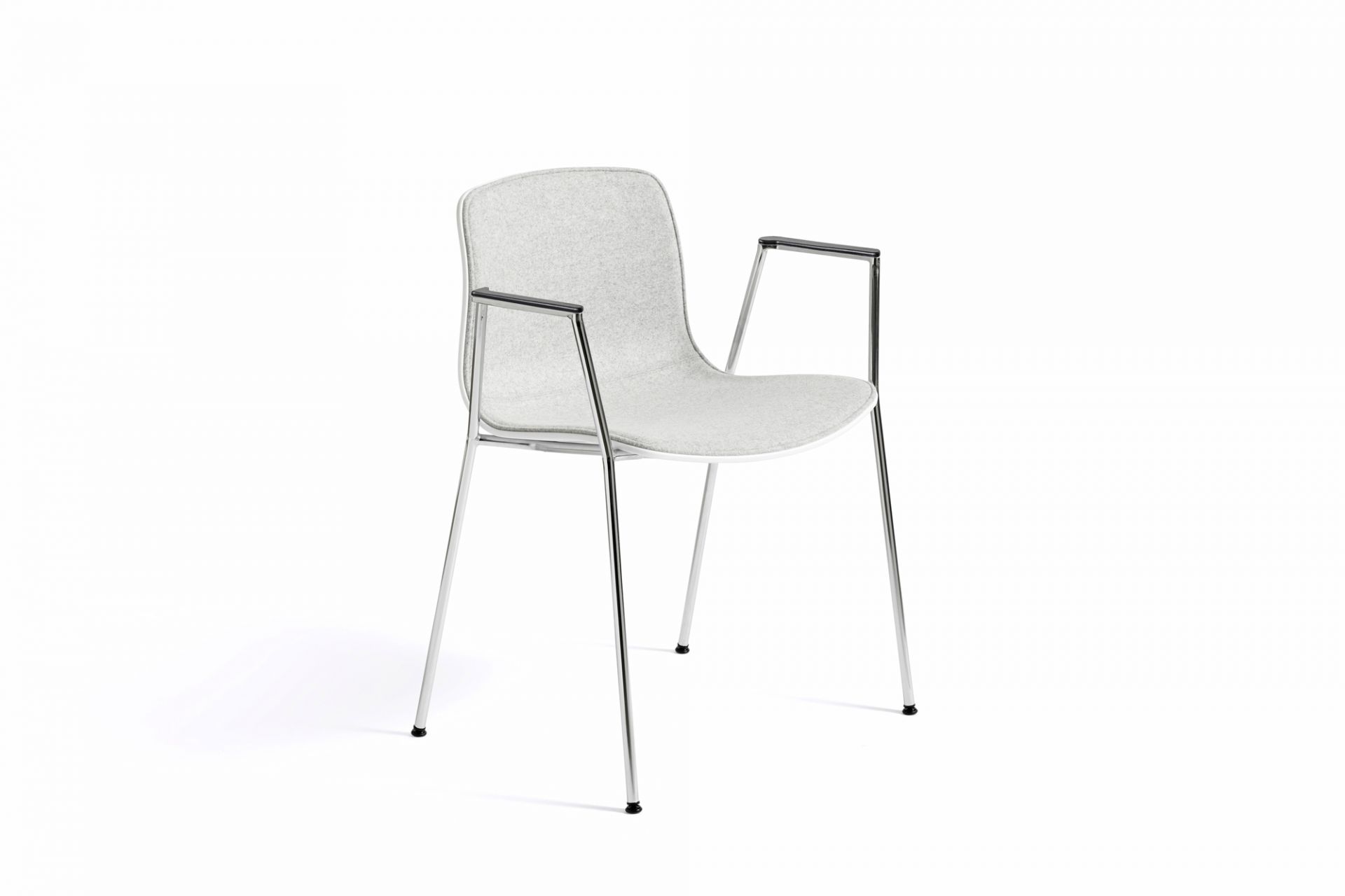 About a Chair AAC18 Stuhl von Hay mit Armlehnen und verchromtem Gestell.