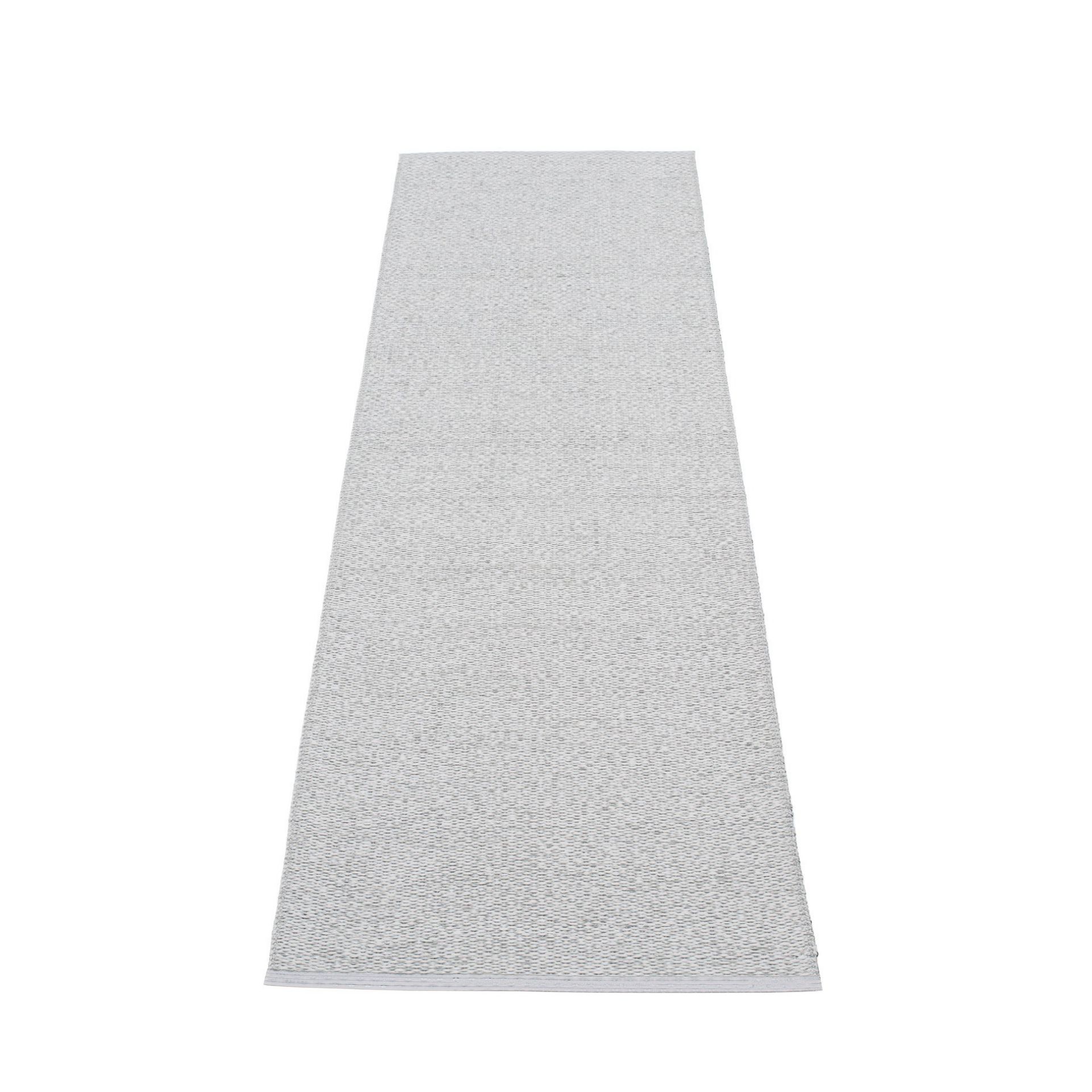 Grauer Kunststoffteppich "Svea" von Pappelina, 70x240 cm, für Innen- und Außenbereich, robust und pflegeleicht.