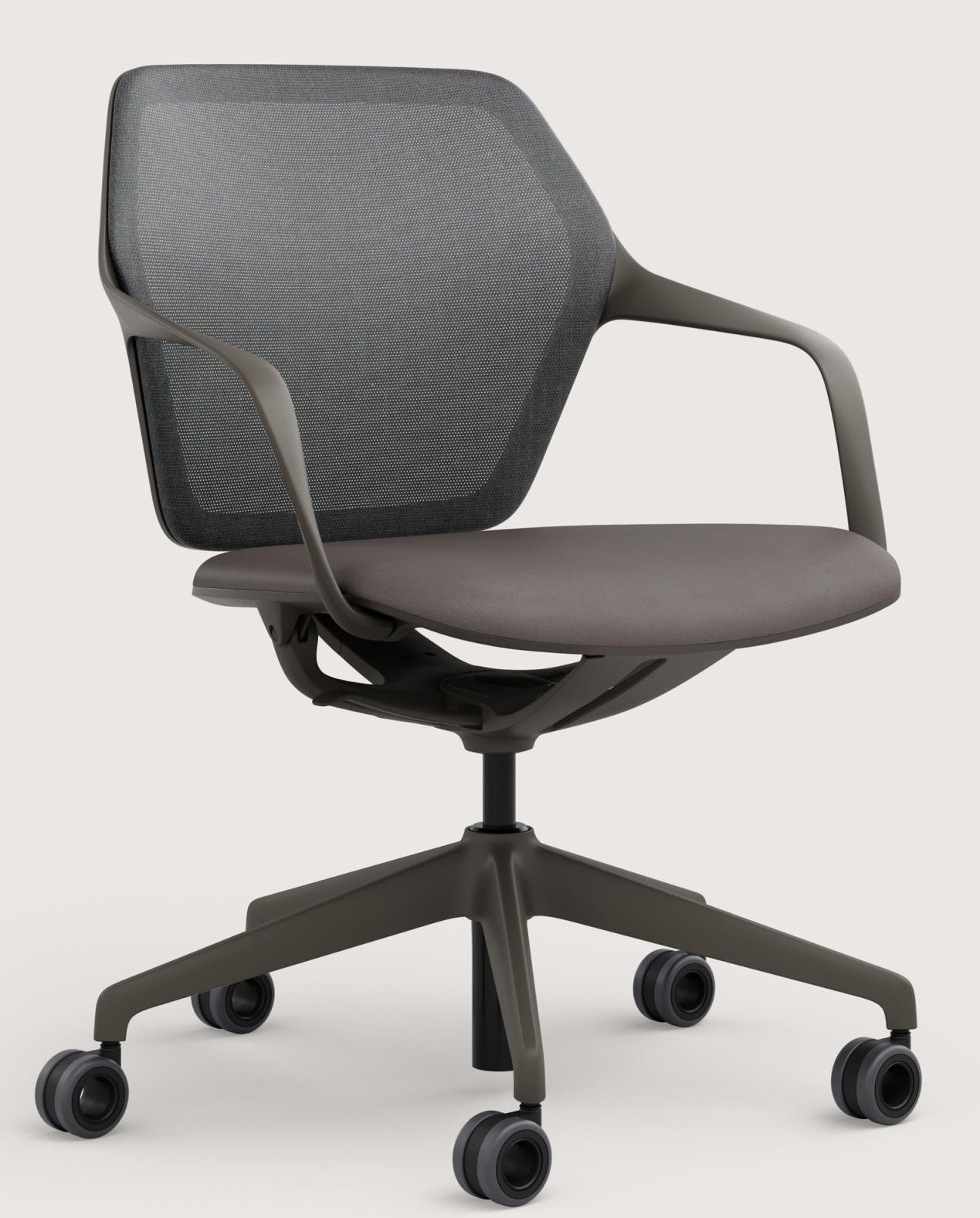 Ray Work 9223 Bürodrehstuhl von Brunner mit Armlehnen, grauem Netzrücken und Rollen vor neutralem Hintergrund.