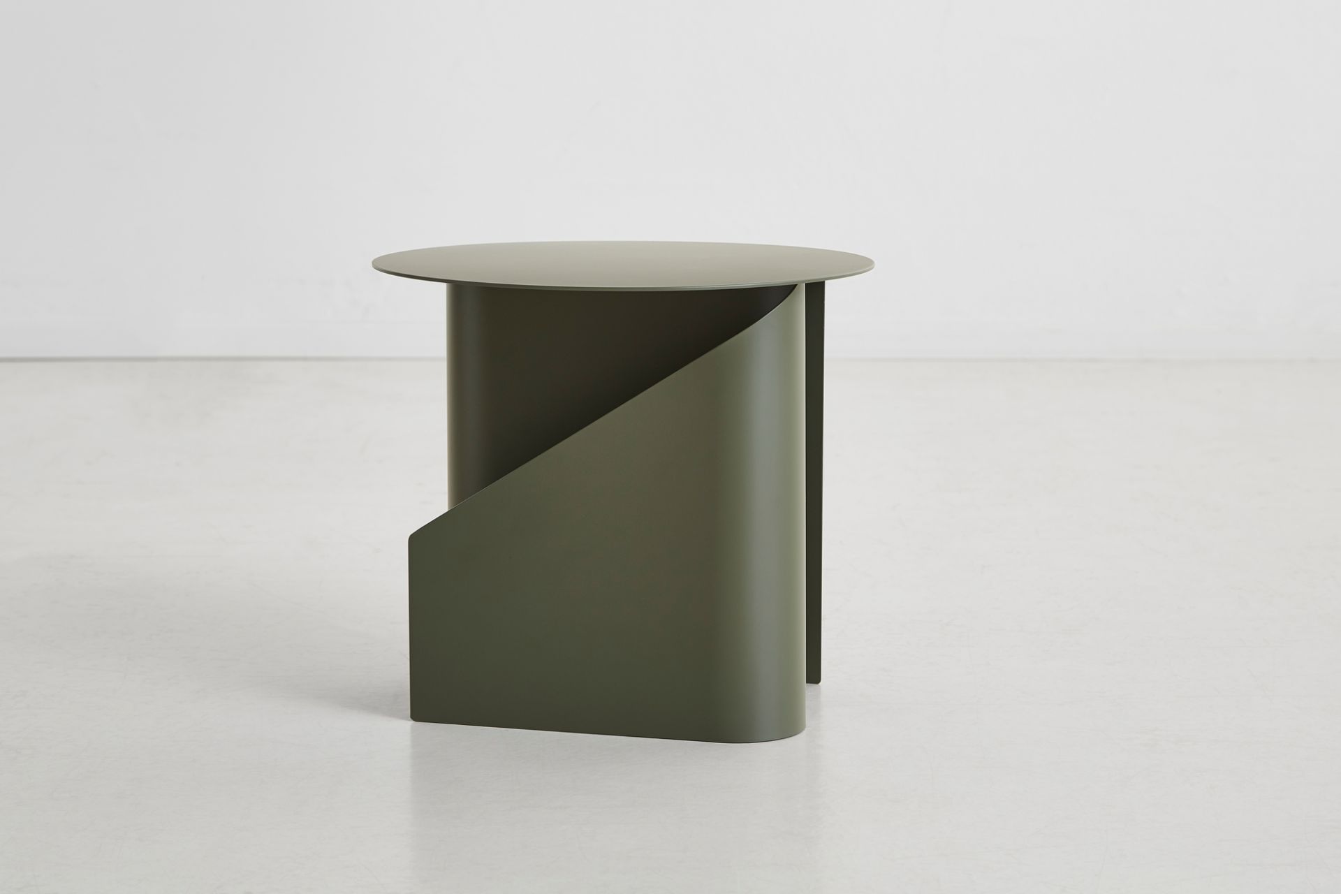 Sentrum Beistelltisch in Staubiges Grün von Woud: Moderner, minimalistischer Akzenttisch für Wohnzimmer.