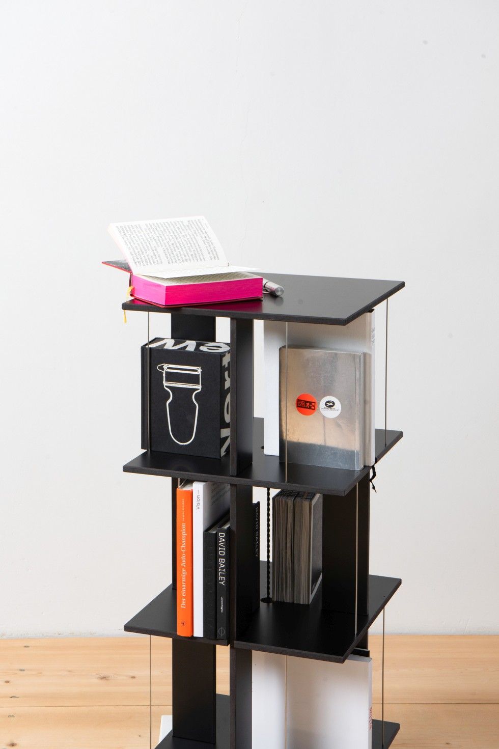 Boekentoren met letters, dvd-rek van Nils Holger Moormann