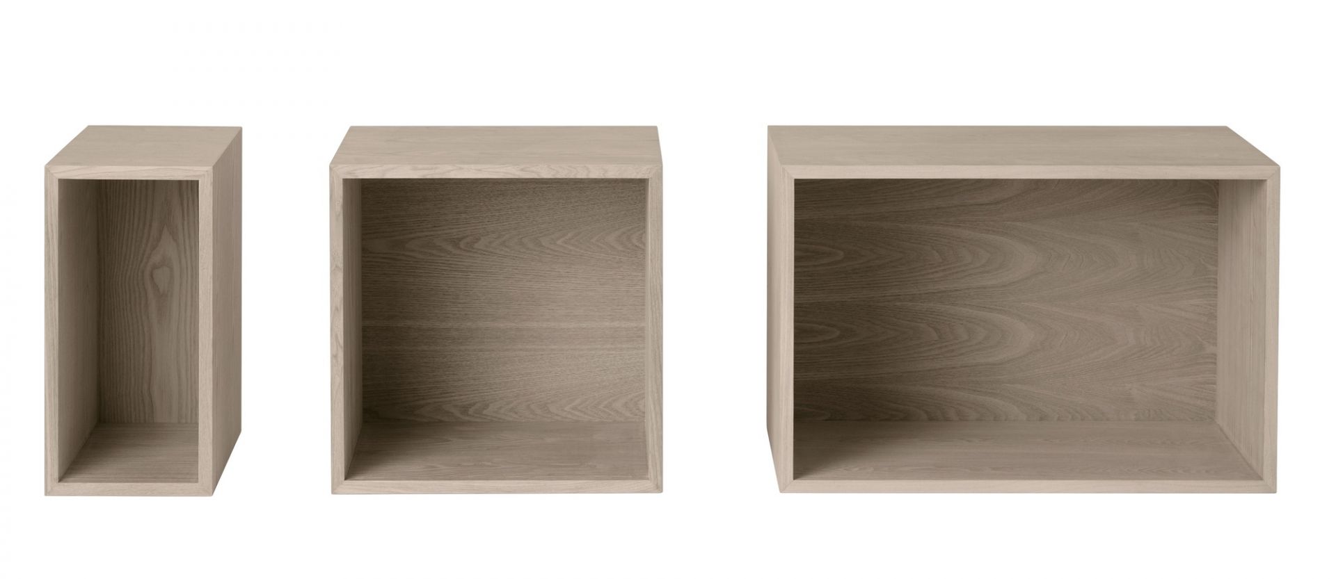 Muuto Stacked Storage System 2.0: Drei offene, modulare Regale aus hellem Holz, verschiedene Größen.