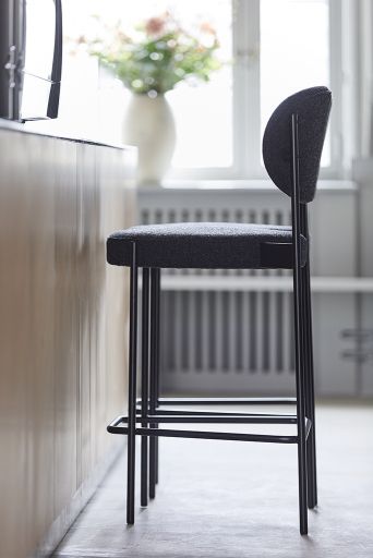 Verpan Series 430 Barhocker, 65 cm hoch, mit grauem Stoffbezug und schwarzem Metallgestell.