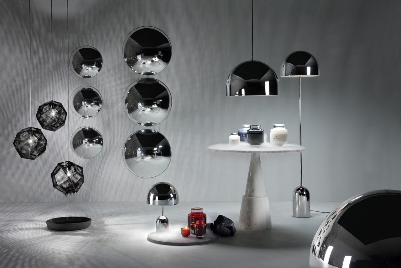 Bell Tischleuchte LED von Tom Dixon, silberne Design-Tischlampe und Pendelleuchten in modernem Ambiente.