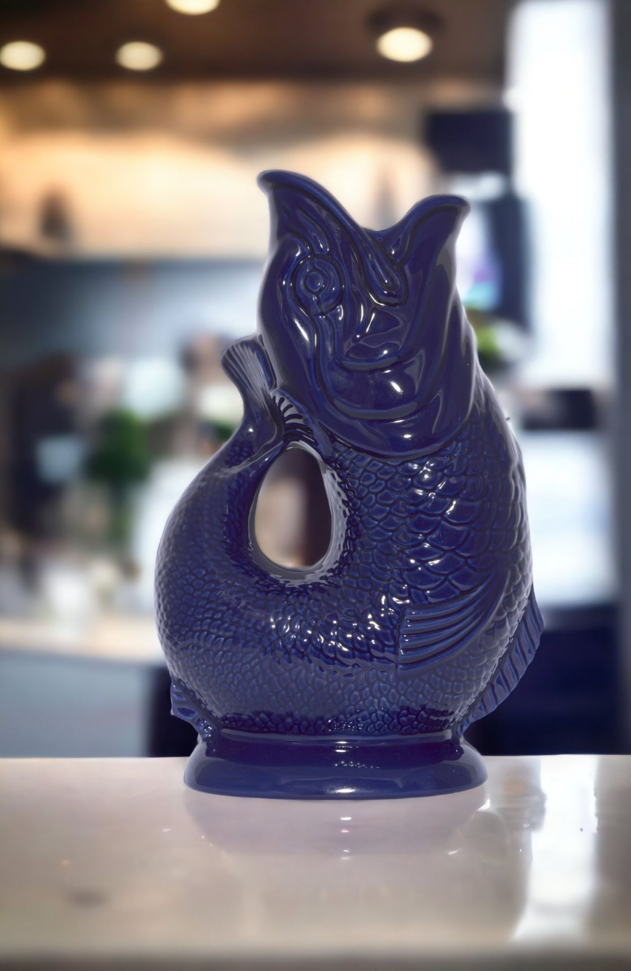 Dunkelblaue Gluckigluck Fischkaraffe in XL-Größe, Keramikvase in Fischform für Wasser oder Blumen.