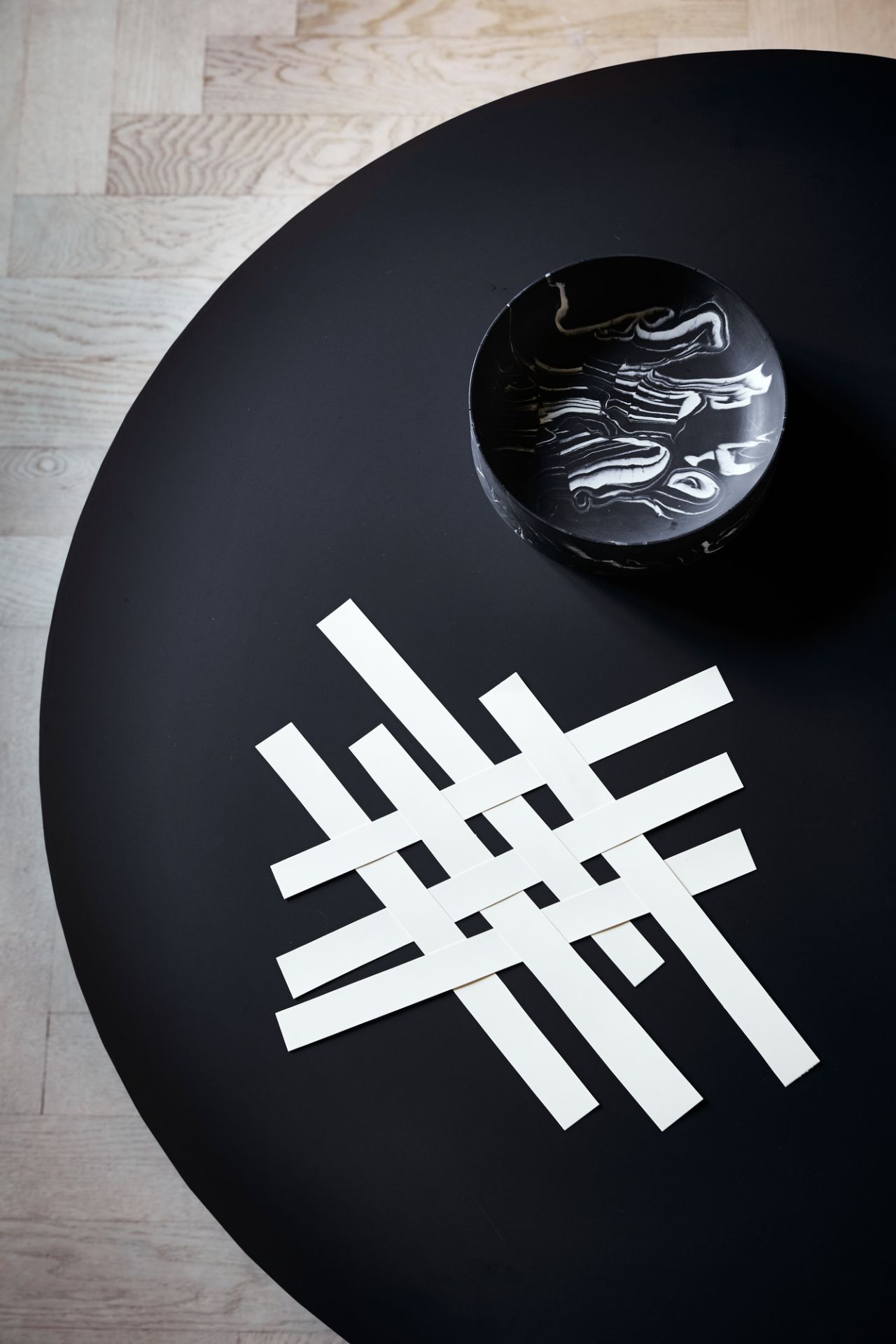 Schwarzer Panton Table Tisch von Montana mit Dekoschale und Papierstreifen, Ansicht von oben.