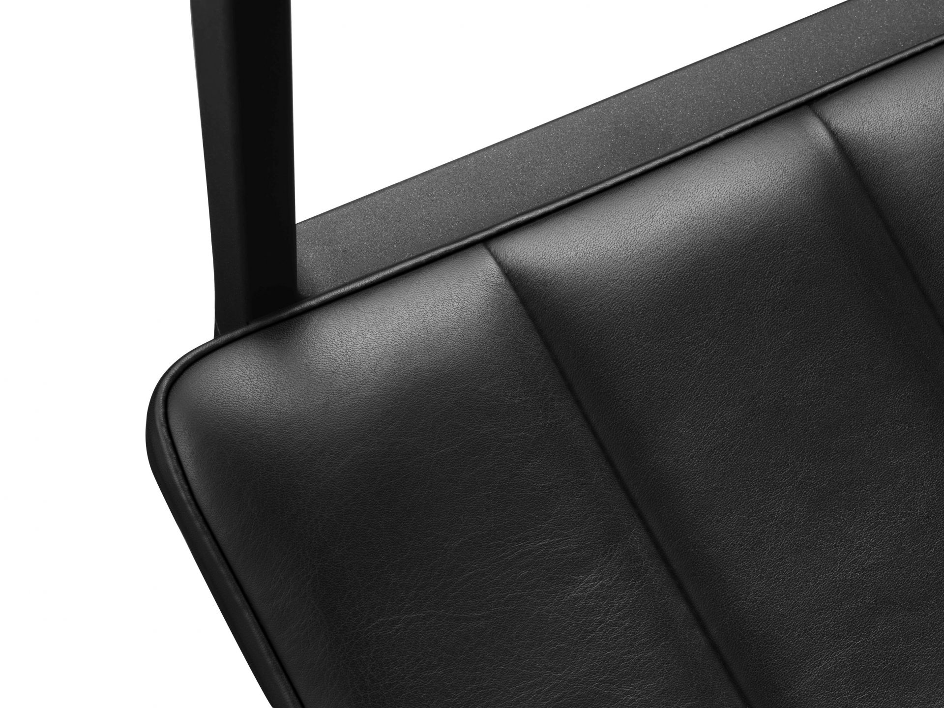 Detailaufnahme: Schwarzer Vipp Stuhl mit Anilinleder, Sitzfläche und Rückenlehne. Designermöbel für stilvolles Wohnen.
