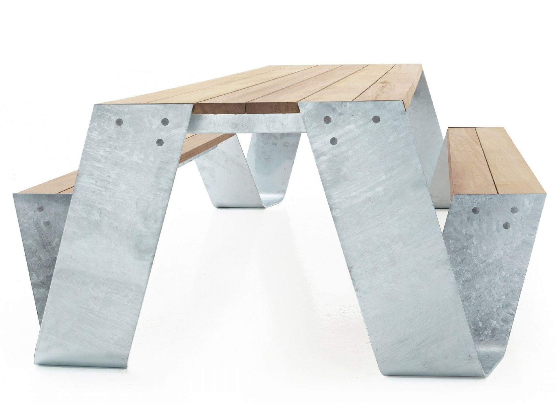 Hopper Picknickbank von Extremis: Moderne Outdoor Sitzgruppe mit Tisch und Bänken aus Holz und Metall.