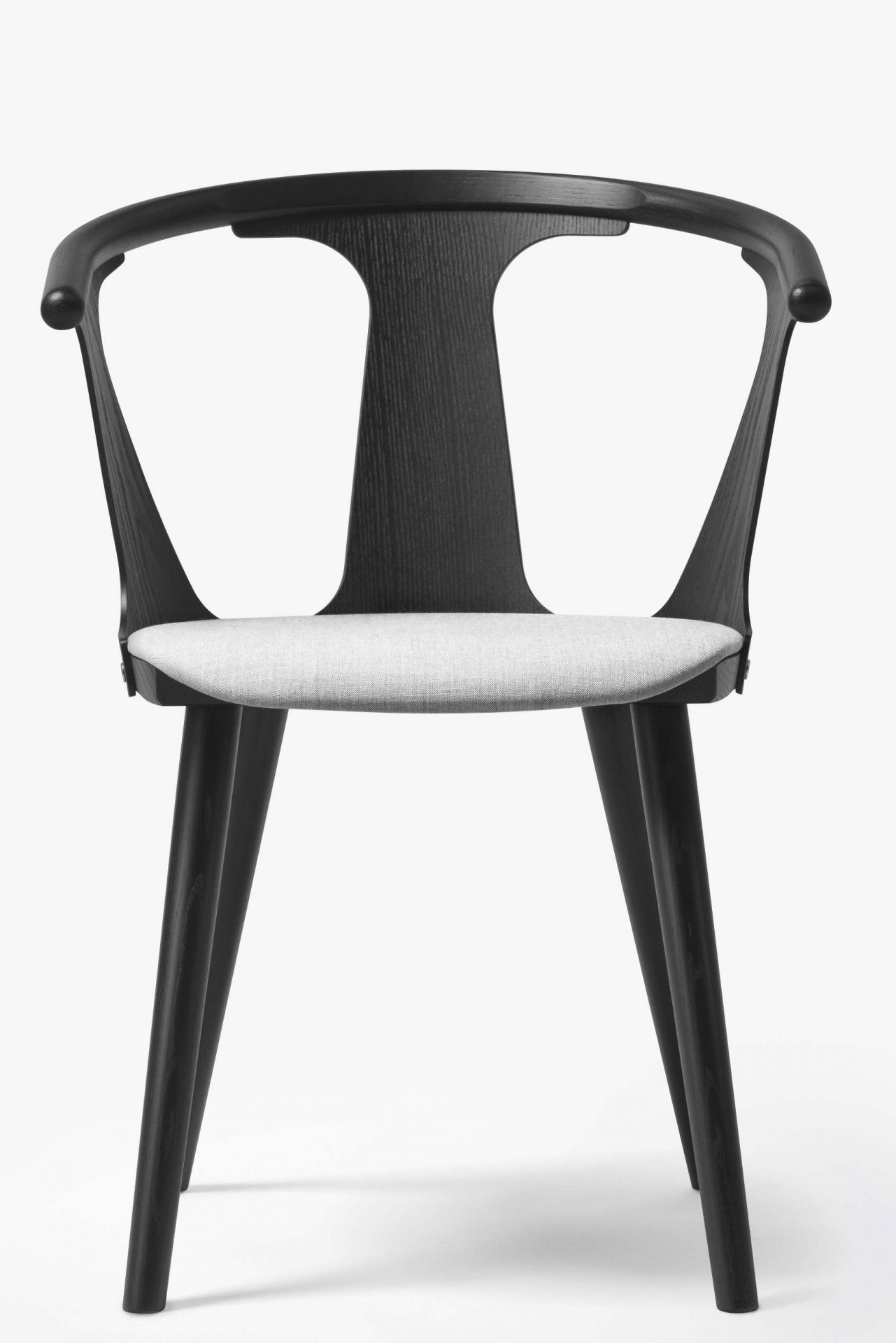 Schwarzer In Between Armchair Armlehnenstuhl von AndTradition mit grauem Sitzpolster, skandinavisches Design für Esszimmer und Wohnbereich.