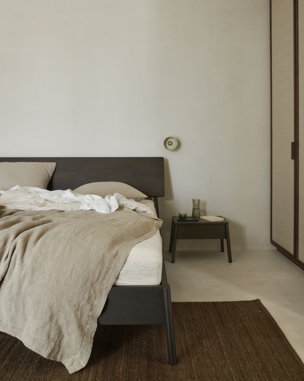 Schlafzimmer-Szene mit Bettwäsche und Ethnicraft Kissen in Sandfarben. Dekokissen aus Leinen für gemütliches Wohnen.