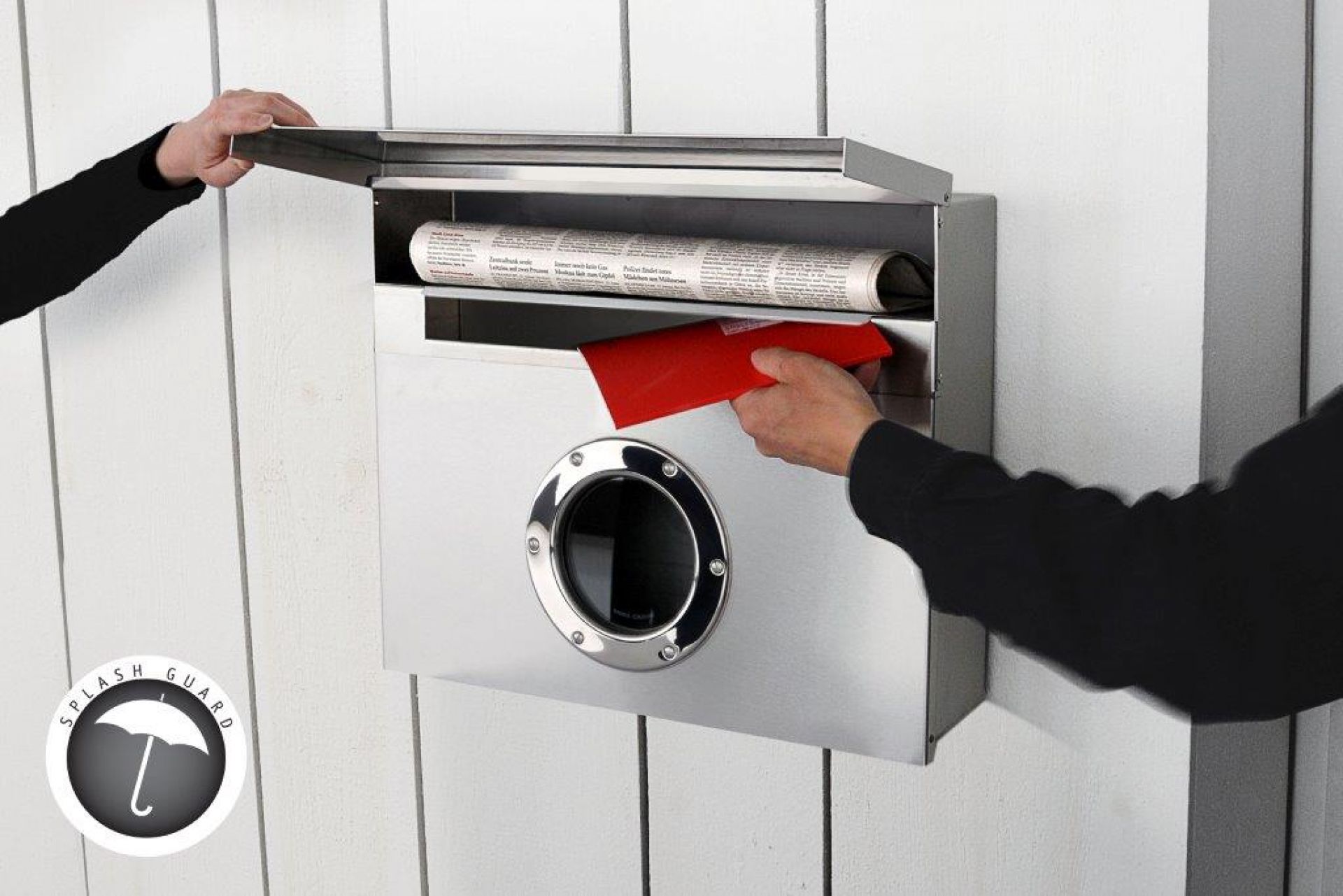 Moderner Edelstahl-Briefkasten mit Sichtfenster: Einwurf von rotem Brief und Zeitung durch Hände.