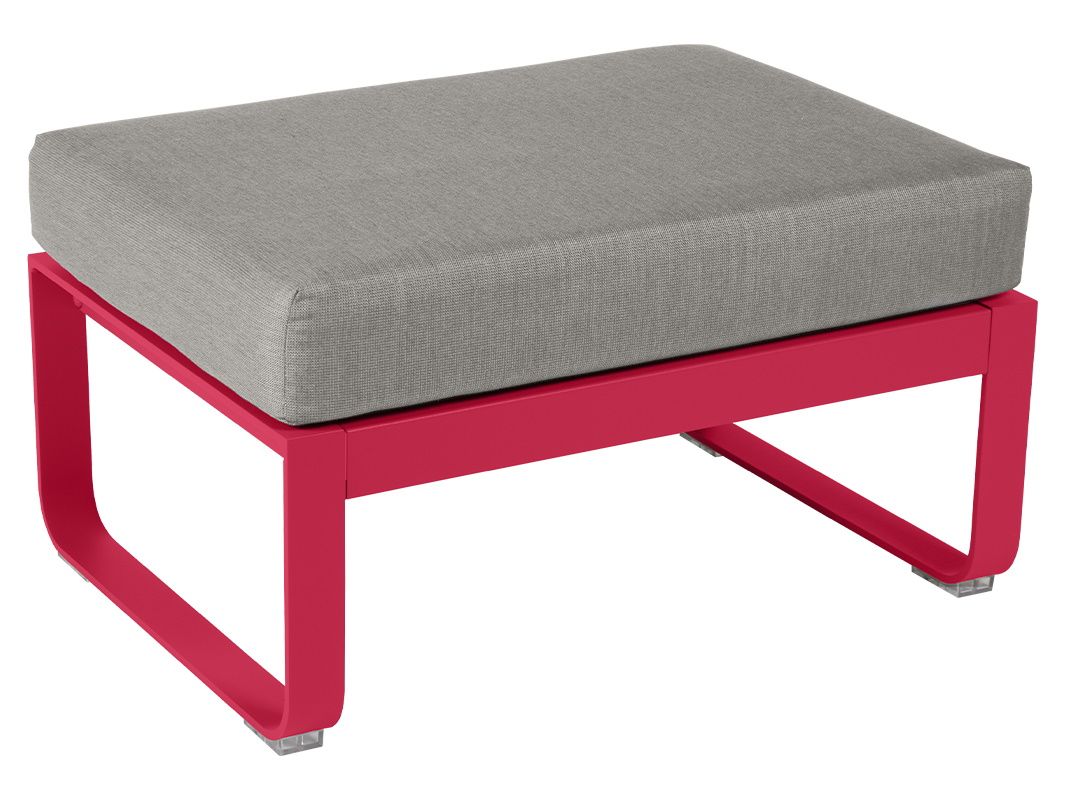 Bellevie Hocker von Fermob: Outdoor-Polsterhocker mit grauem Kissen und pinkfarbenem Gestell.