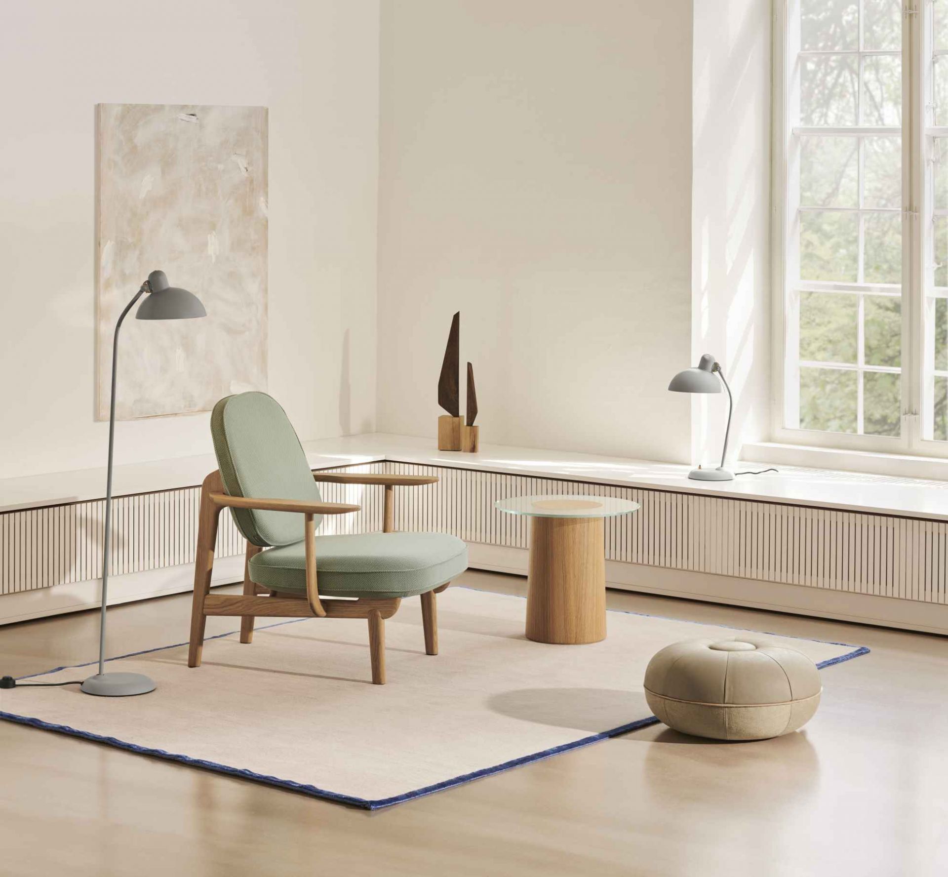 Helle Wohnraum-Szene mit KAISER idell 6556 T Tischleuchte in Easy Grey. Design-Klassiker von Fritz Hansen.