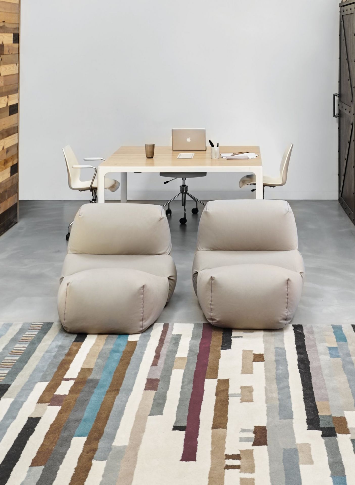 Zwei Grapy Sitzkissen von GAN in Beige auf einem Teppich in einem modernen Büro.