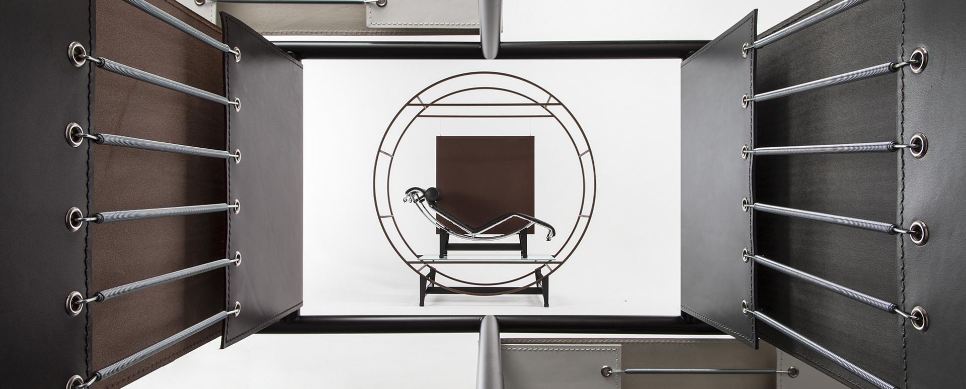 Chaise Longue Liege Leder schwarz Graphit Cassina mit Nackenrolle, moderne Designliege für Wohnzimmer.