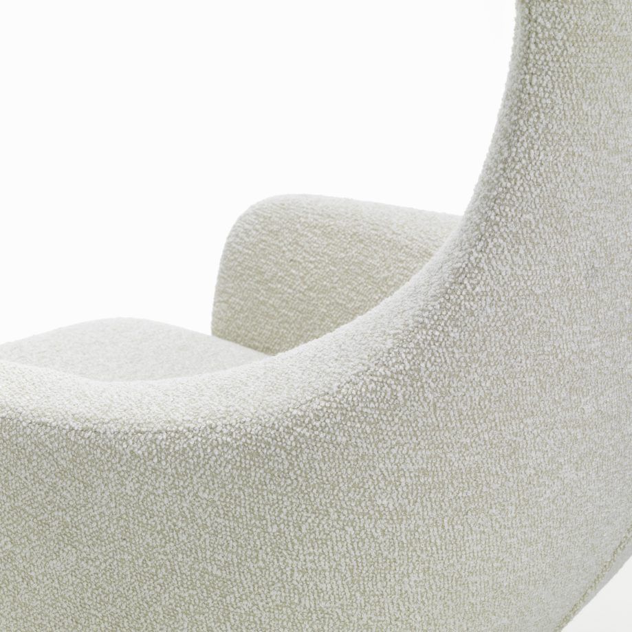 Detailaufnahme des Grand Repos Sessels in Elfenbein/Perle mit weichem Nubia-Bezug für maximalen Komfort.