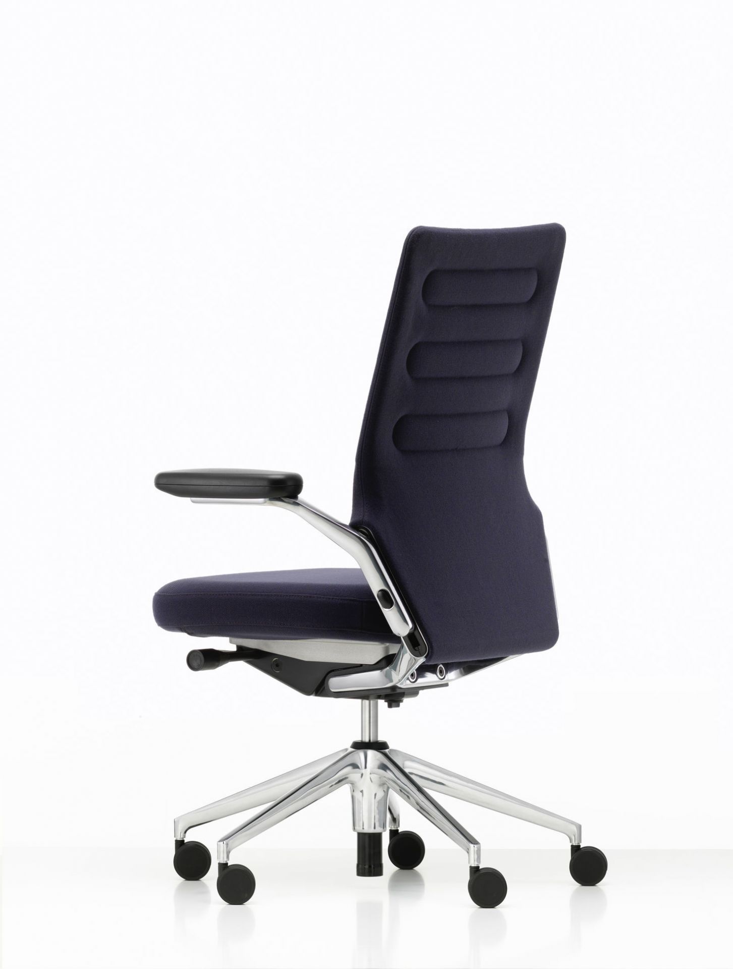 Vitra AC5 Work Bürodrehstuhl in Dunkelblau, ergonomisch, mit Armlehnen und Chromfußkreuz, ohne Lendenwirbelstütze.
