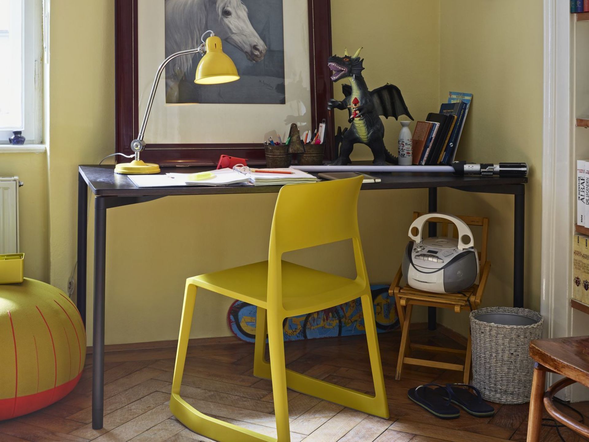 Gelber Tip Ton RE Stuhl von Vitra am Schreibtisch im Kinderzimmer, ergonomischer Kunststoffstuhl.