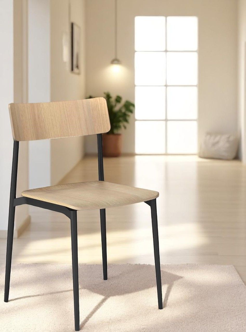 Cult-Wood Chair Stuhl Segis mit hellem Holz und schwarzem Metallgestell im modernen Design.