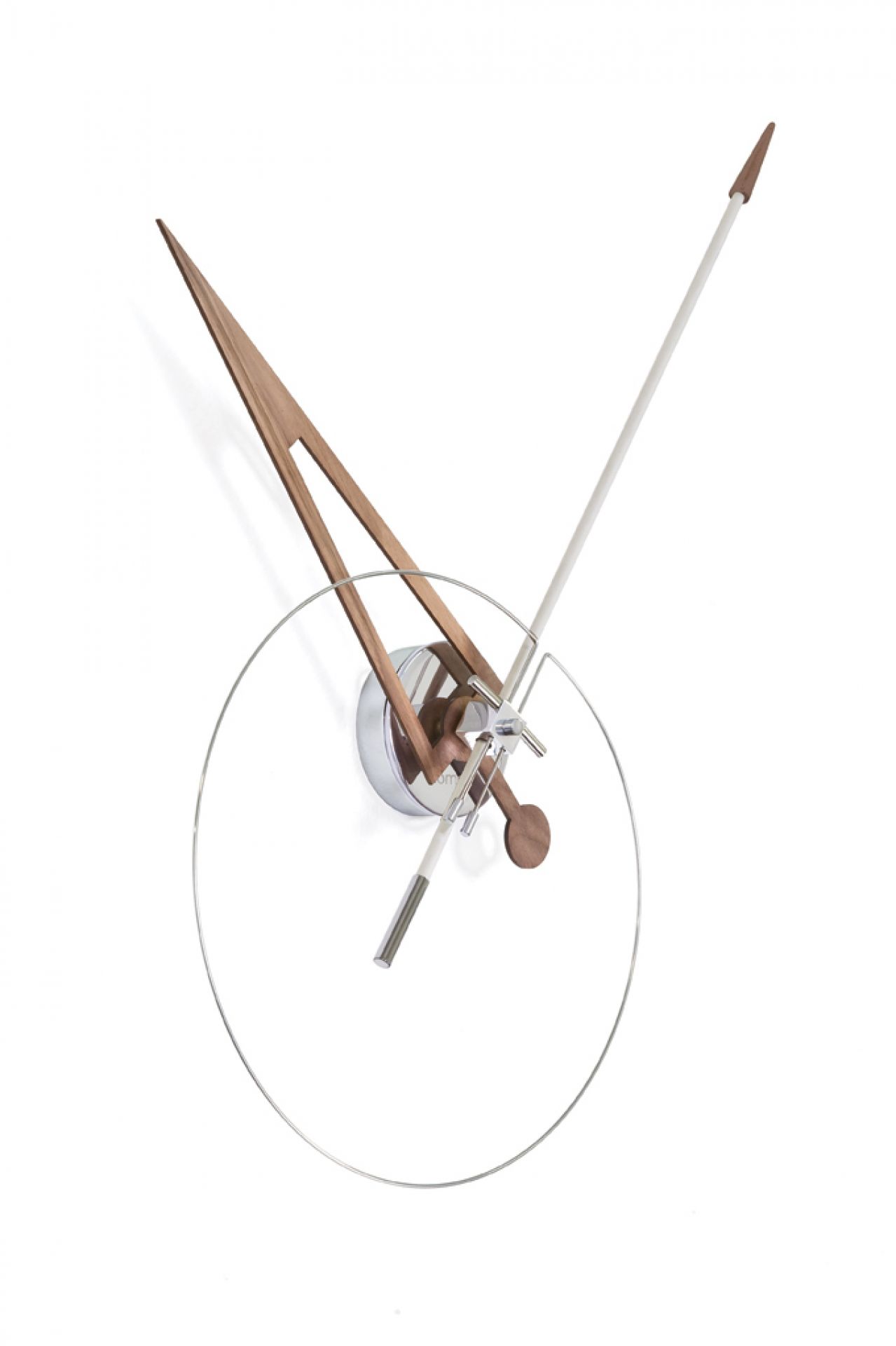 Cris Wanduhr von Nomon: Moderne Designer Wanduhr mit Holzzeigern und minimalistischem Zifferblatt.
