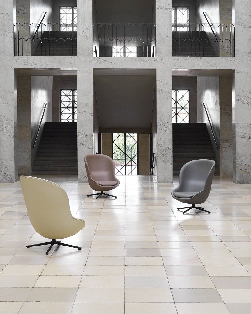 Drei Hyg Lounge Sessel High Swivel von Normann Copenhagen in Beige, Grau und Braun.
