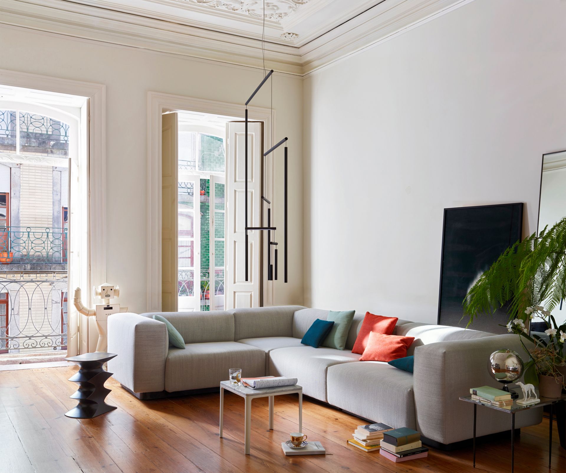 Vitra Soft Modular Sofa 3-Sitzer mit Chaise Longue in moorbraun, modernes Wohnzimmer mit Designermöbeln.