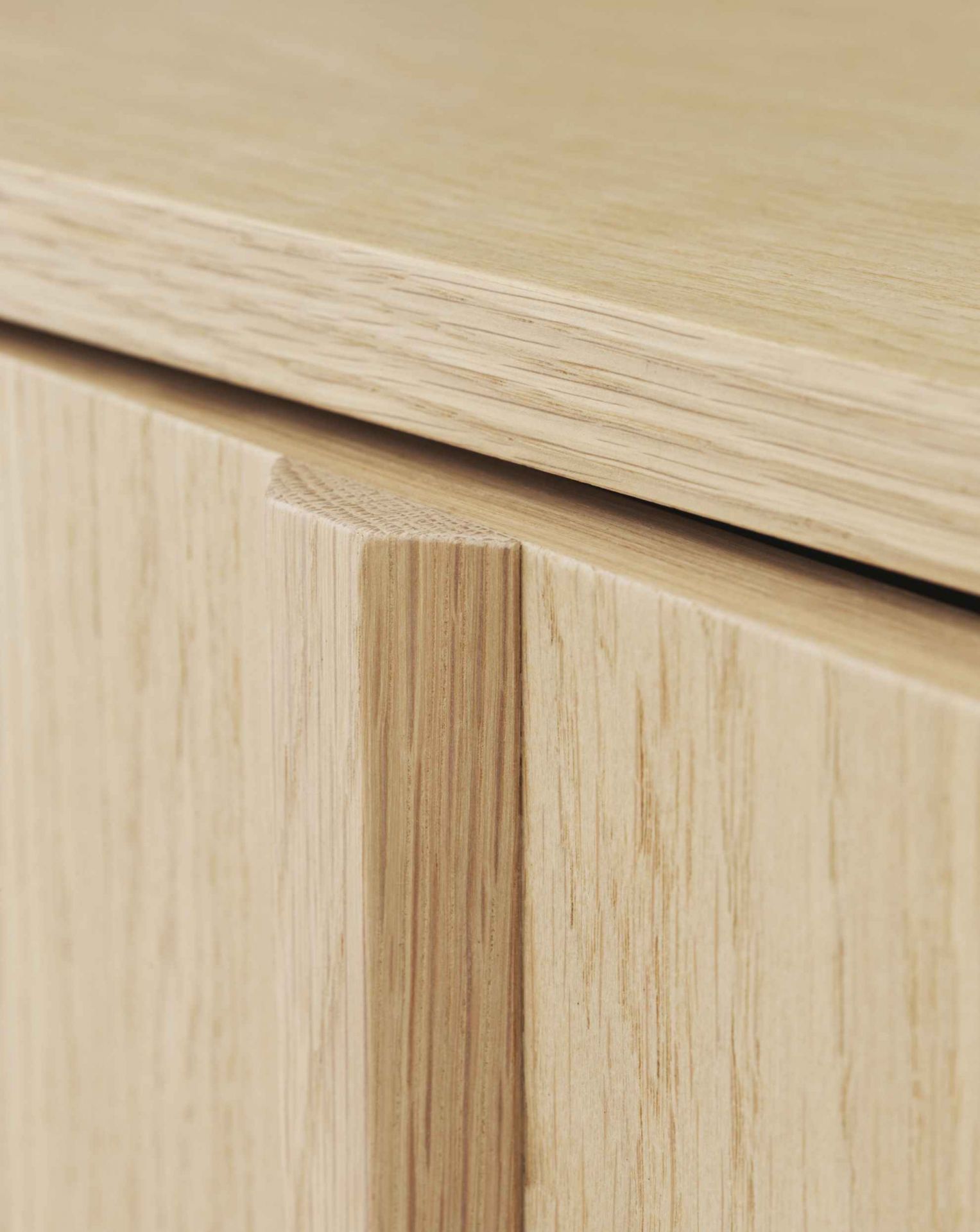 Detailaufnahme des Normann Copenhagen Rib Sideboards aus hellem Eichenholz, modernes Design für Wohnzimmer und Esszimmer.