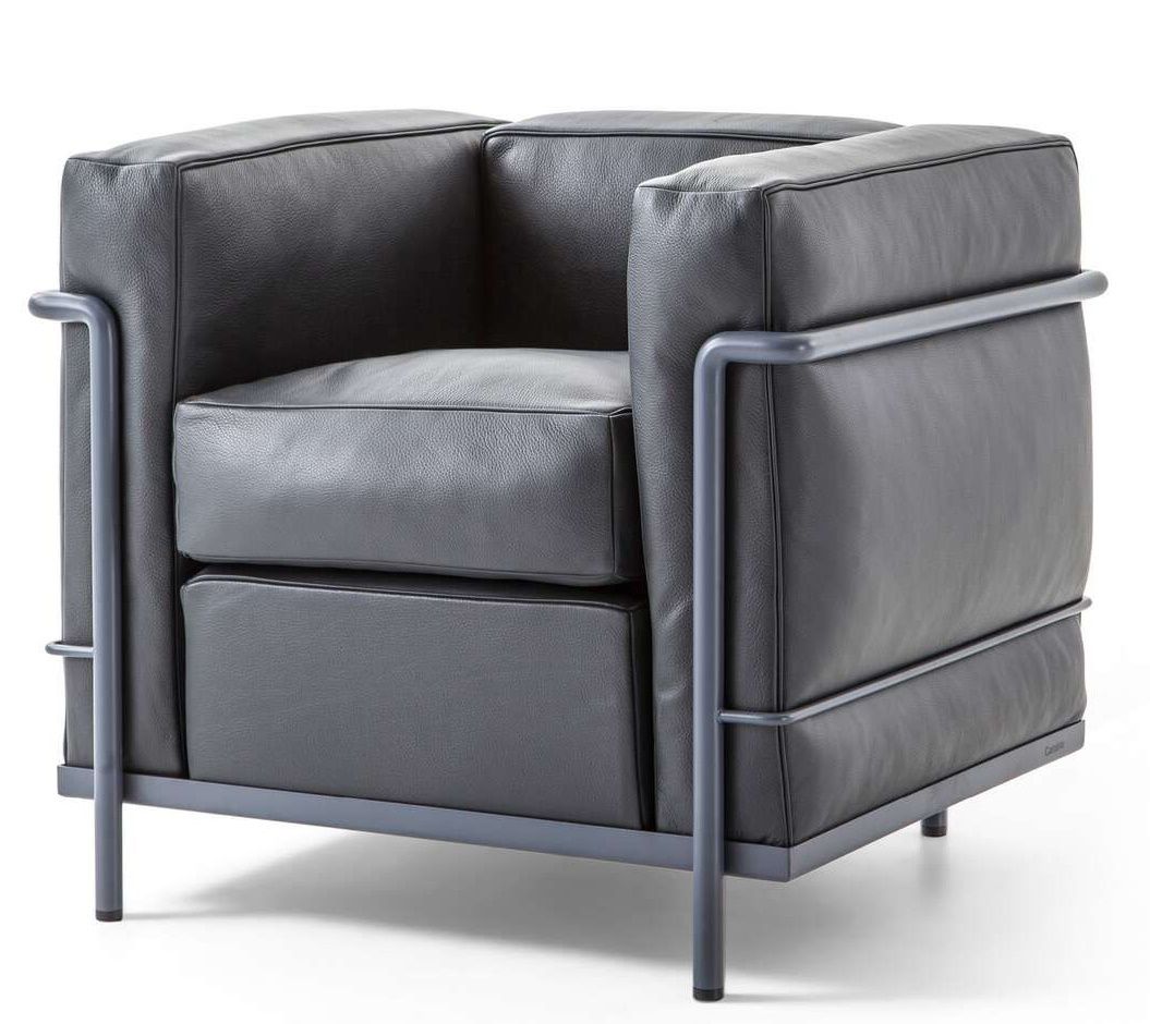Grauer Cassina Sessel "Grand Confort Petit Modèle" mit kubischer Form und Stahlrohrrahmen, modernes Möbeldesign für Wohnzimmer.