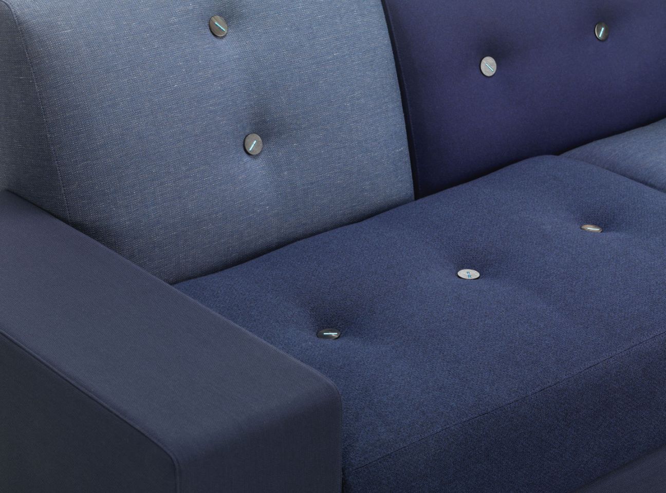 Detailaufnahme des blauen Vitra Polder Sofas mit Knopfheftung, ein modernes Design Sofa für Wohnzimmer.