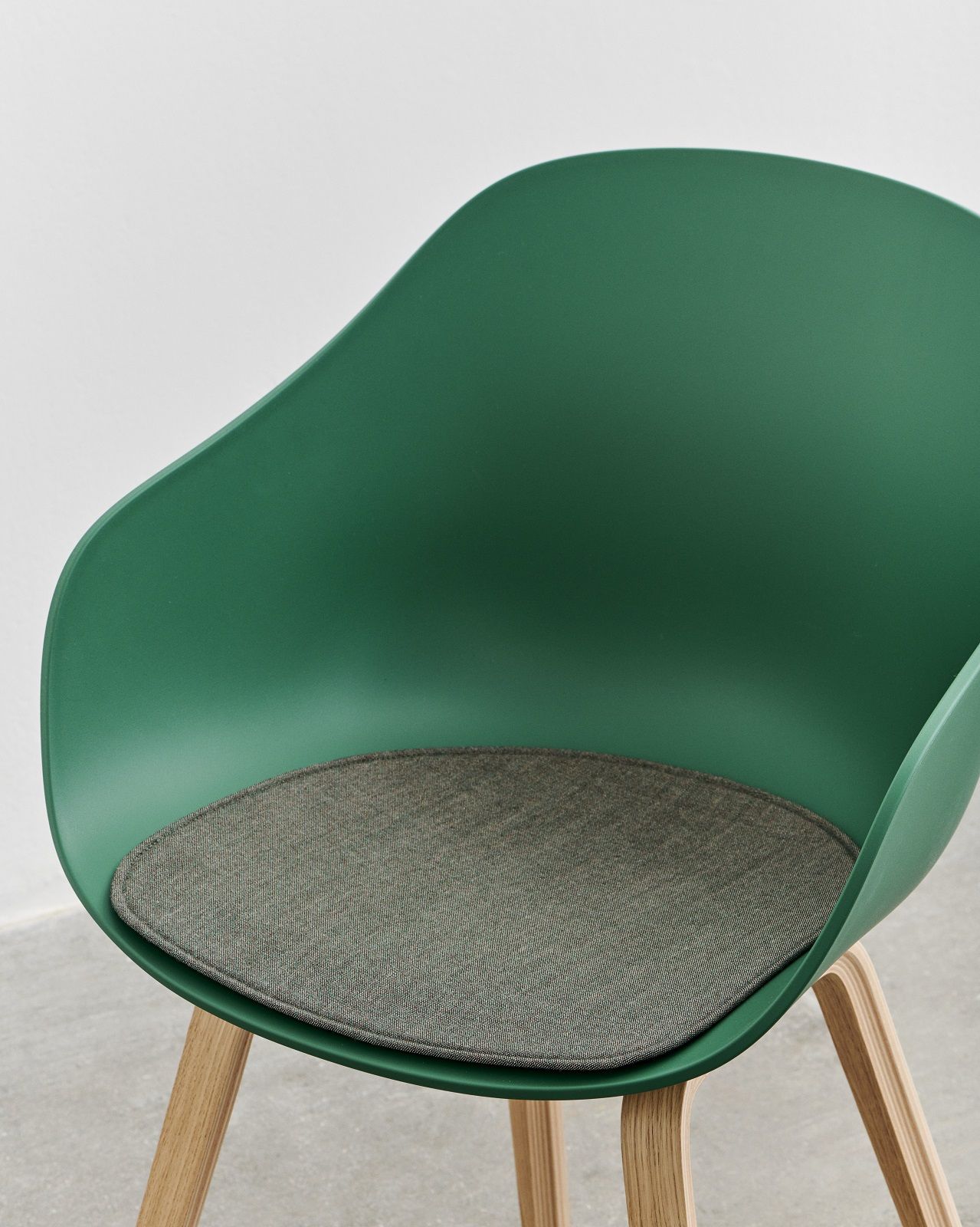 Grüner About A Chair AAC Stuhl mit grauem Seat Pad Sitzkissen für mehr Komfort.