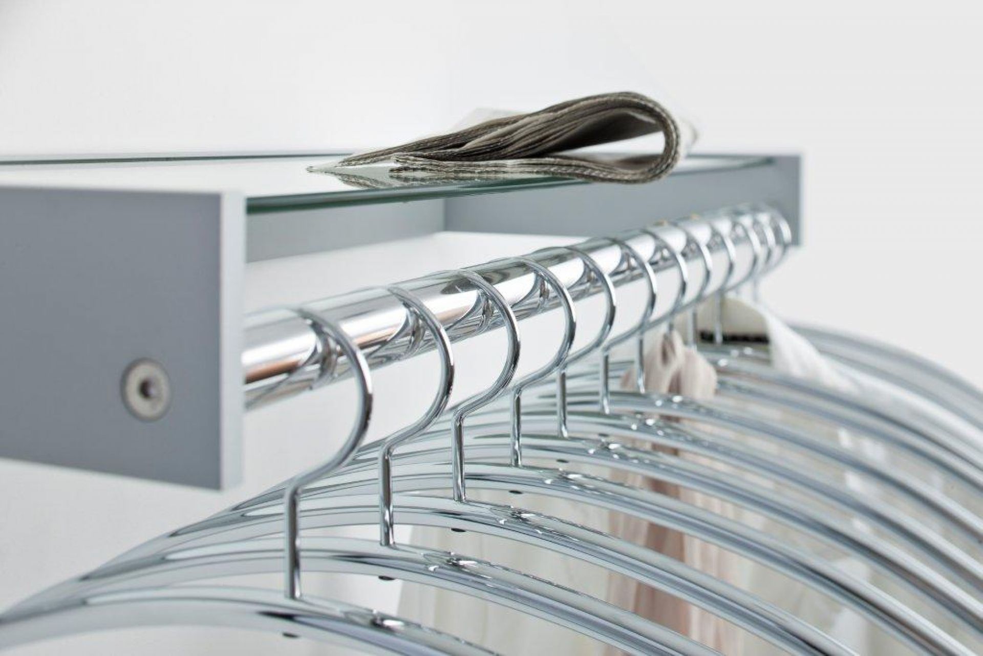 Hangon Wandgarderobe von Cascando mit Kleiderbügeln und Ablage aus Glas, modernes Design.