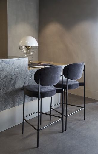 Zwei Series 430 Barhocker in Schwarz von Verpan mit Samtbezug und minimalistischem Design.