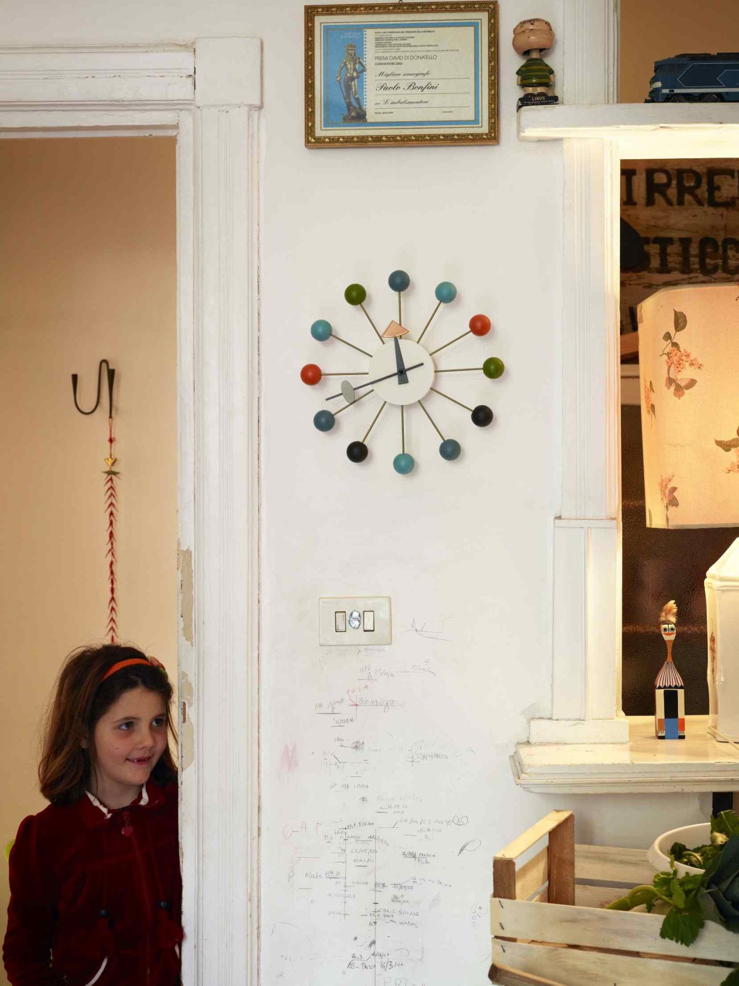 Mehrfarbige Ball Clock Wanduhr von Vitra, Designklassiker mit bunten Holzkugeln und goldenen Zeigern.