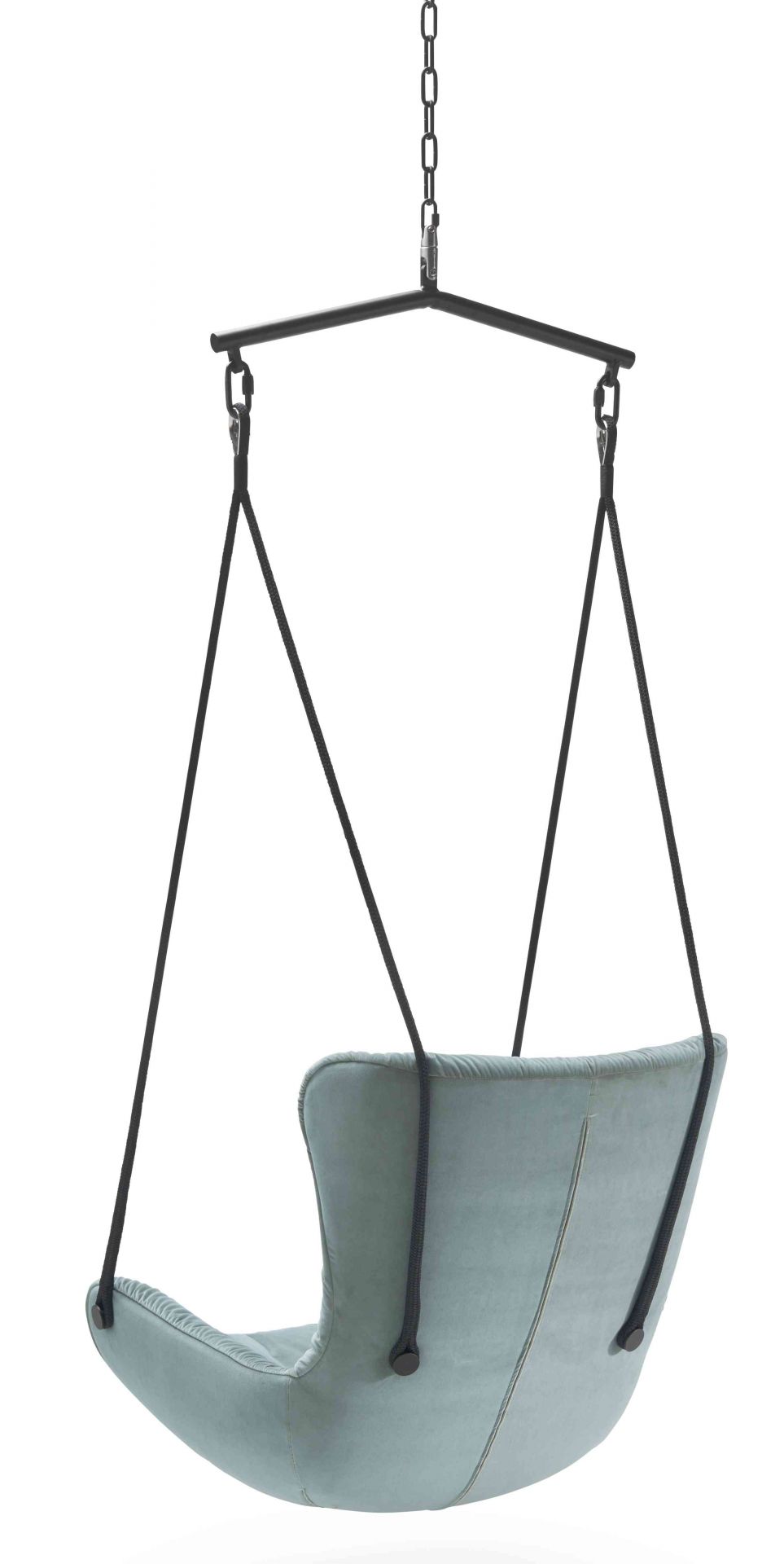 Leya Wingback Schwingsessel von Freifrau Manufaktur, hängender Sessel mit hellblauem Bezug und Seilaufhängung.