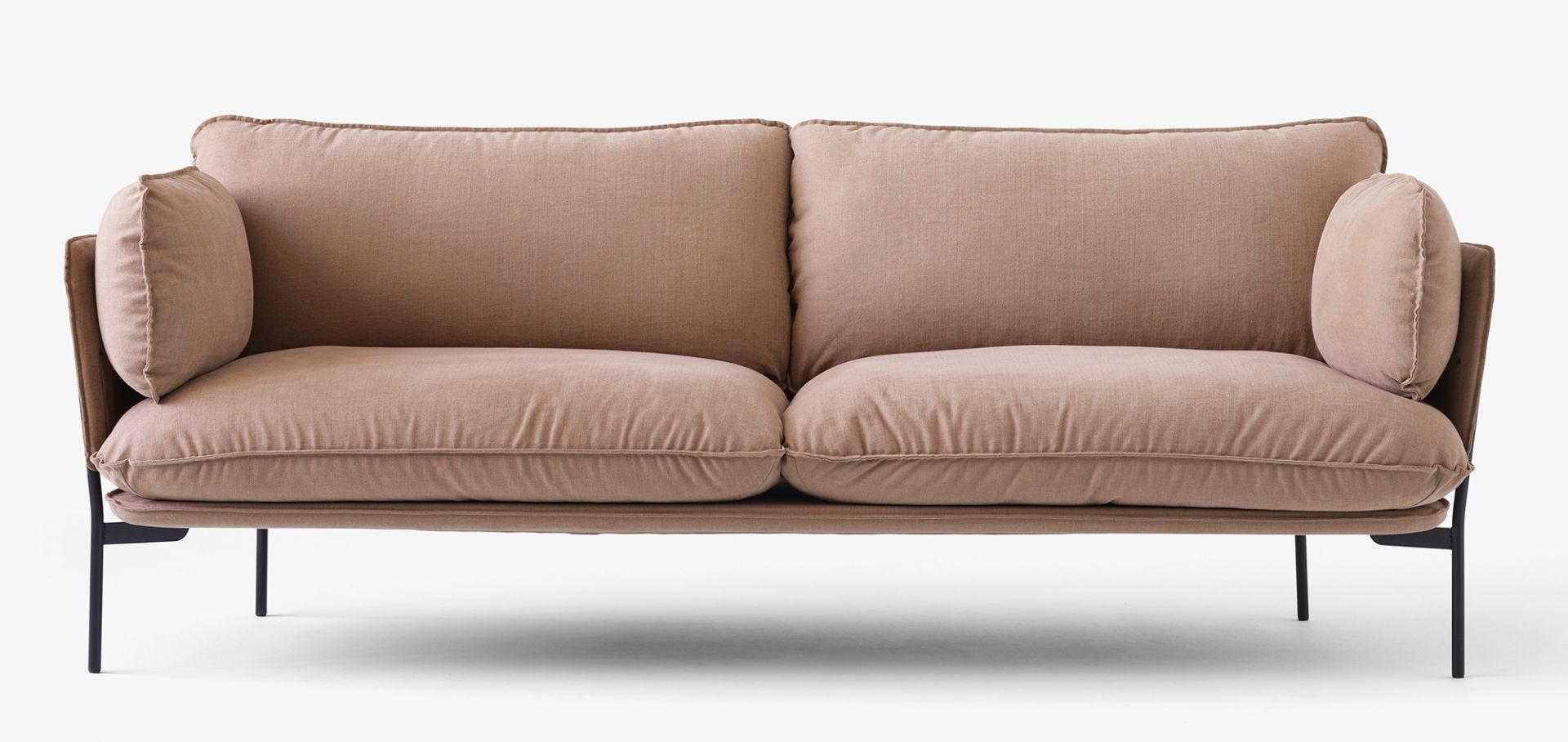 Cloud Sofa von AndTradition: Beiges 3-Sitzer Sofa mit weichen Kissen und schwarzen Metallbeinen. Modernes Design.