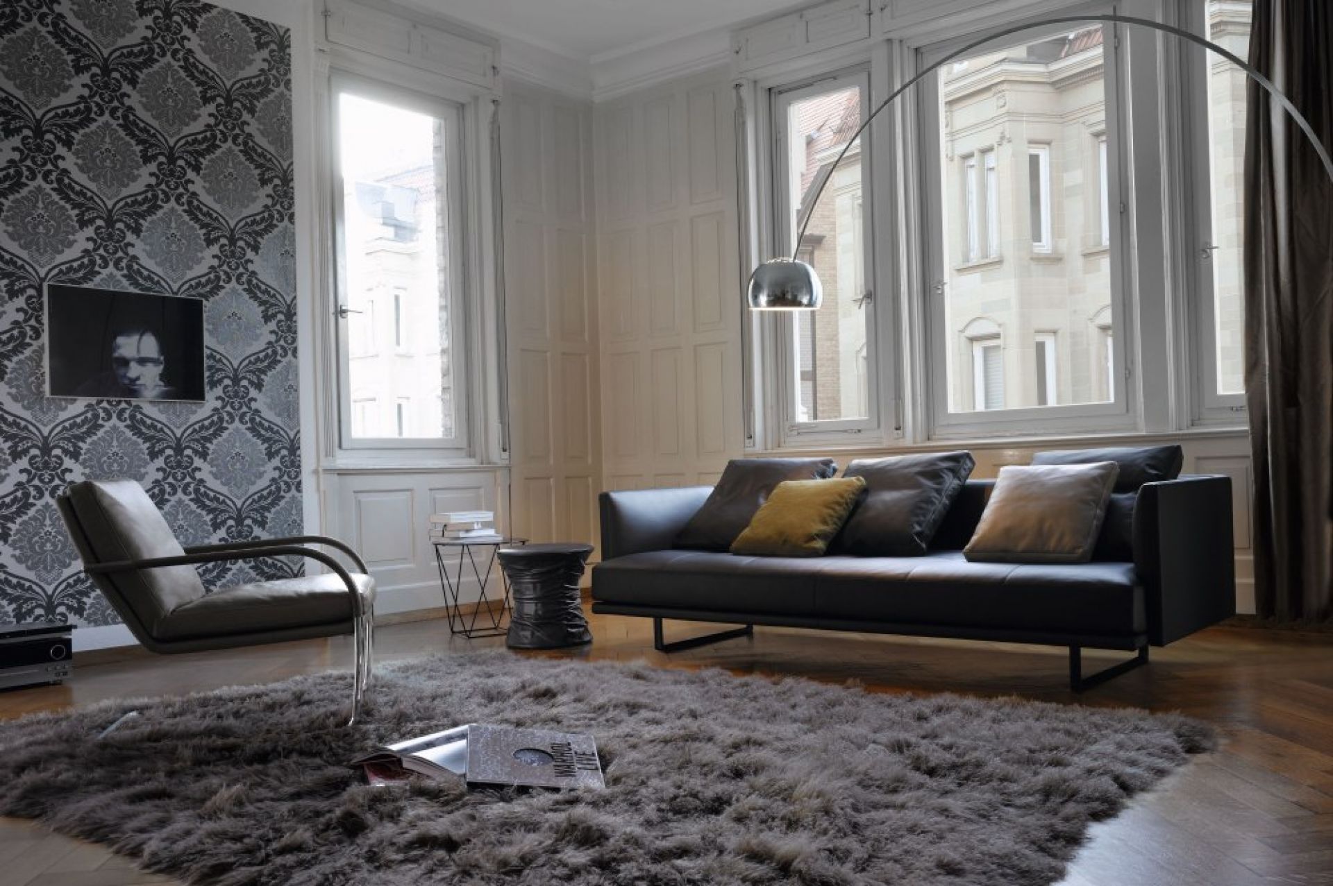 Nahaufnahme des Bellows Hocker / Beistelltischchen von Walter Knoll in einem modern eingerichteten Wohnzimmer.