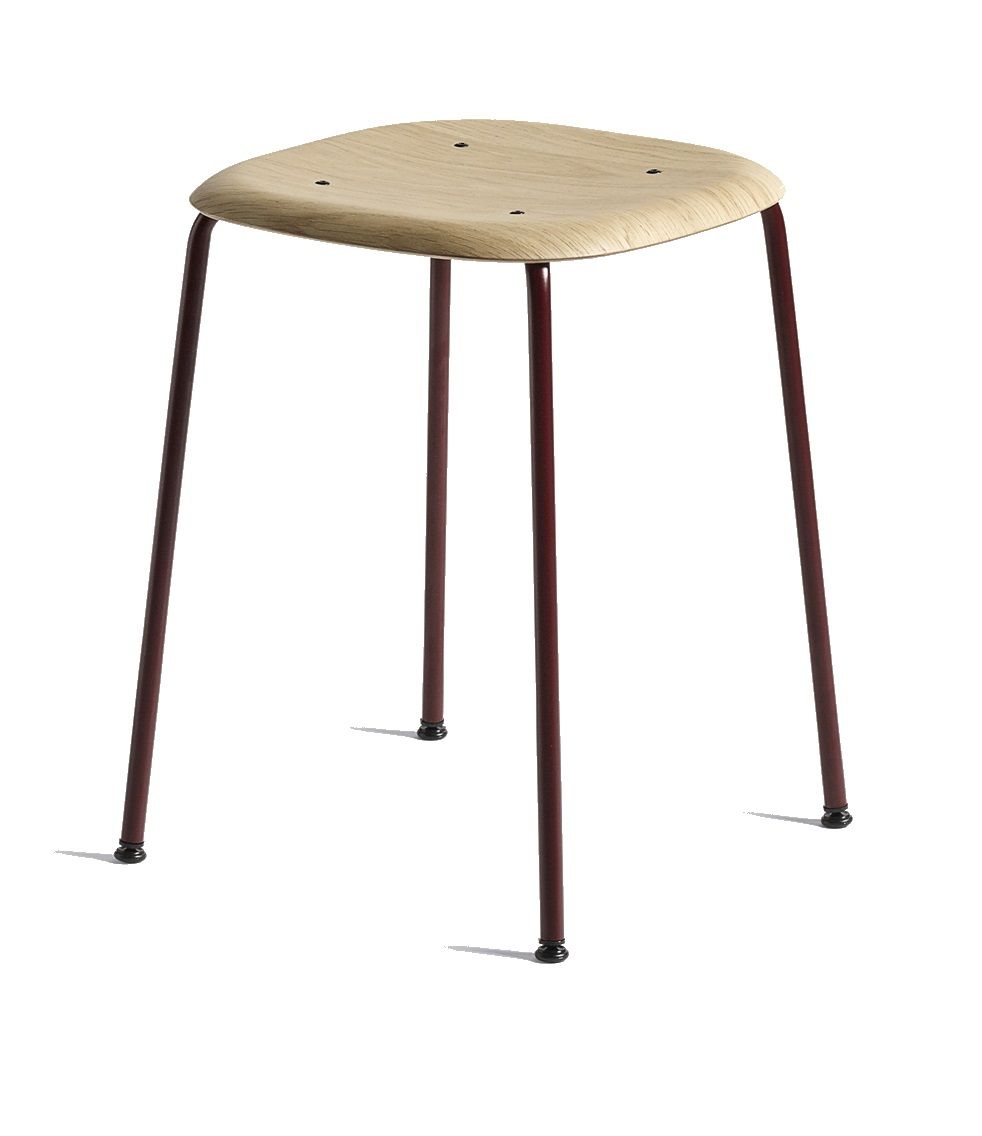 Hay Soft Edge Hocker 70: Moderner Barhocker mit hellem Holz und burgunderroten Beinen.