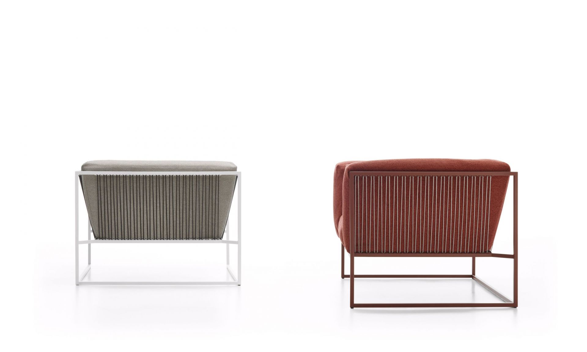 Zwei Arpa Outdoor Sessel von MDF Italia in Grau und Rot, Rückansicht auf weißem Hintergrund.