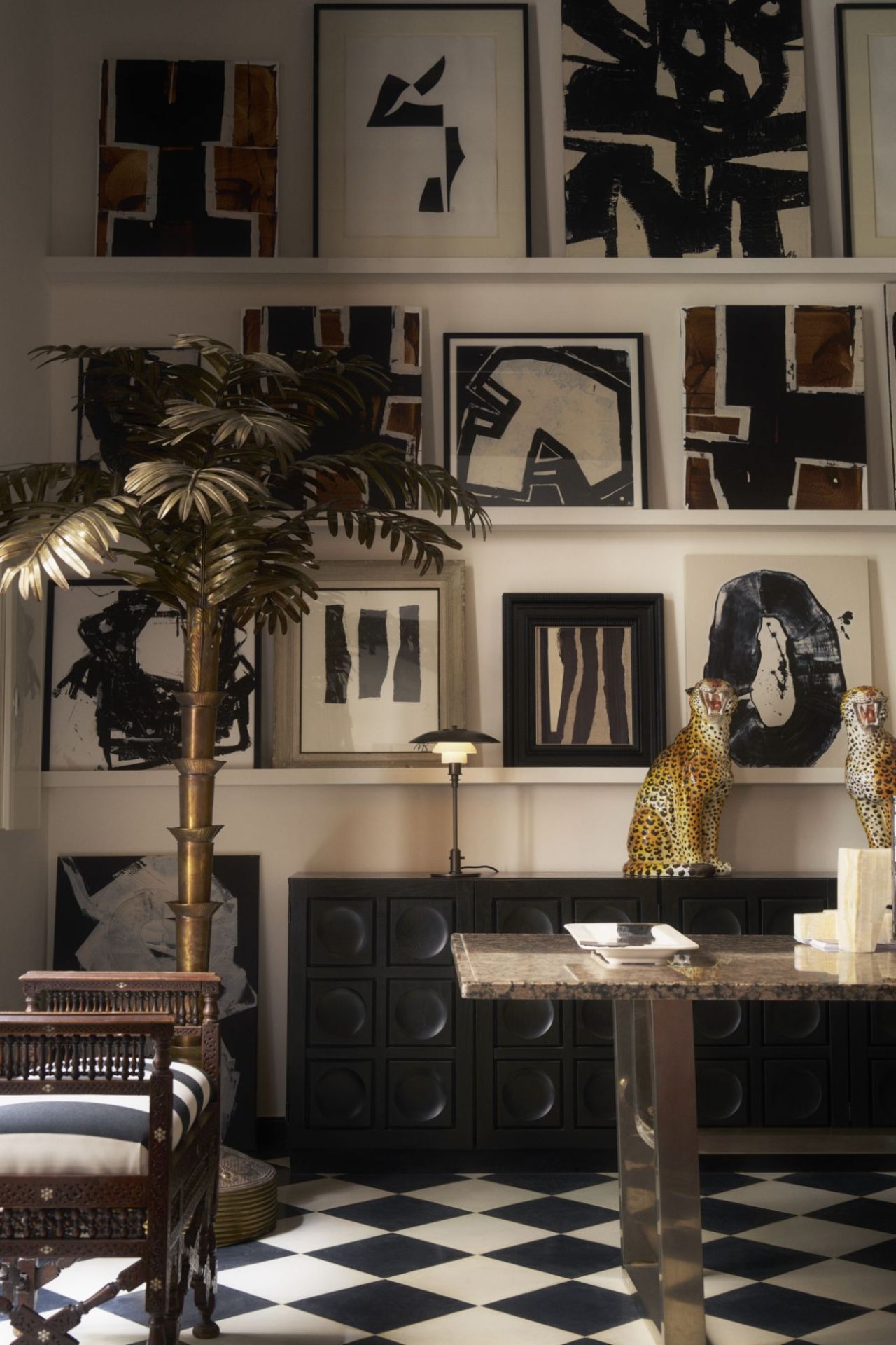 PH 3/2 Tischleuchte von Louis Poulsen aus Messing auf einem schwarzen Sideboard mit Kunst.