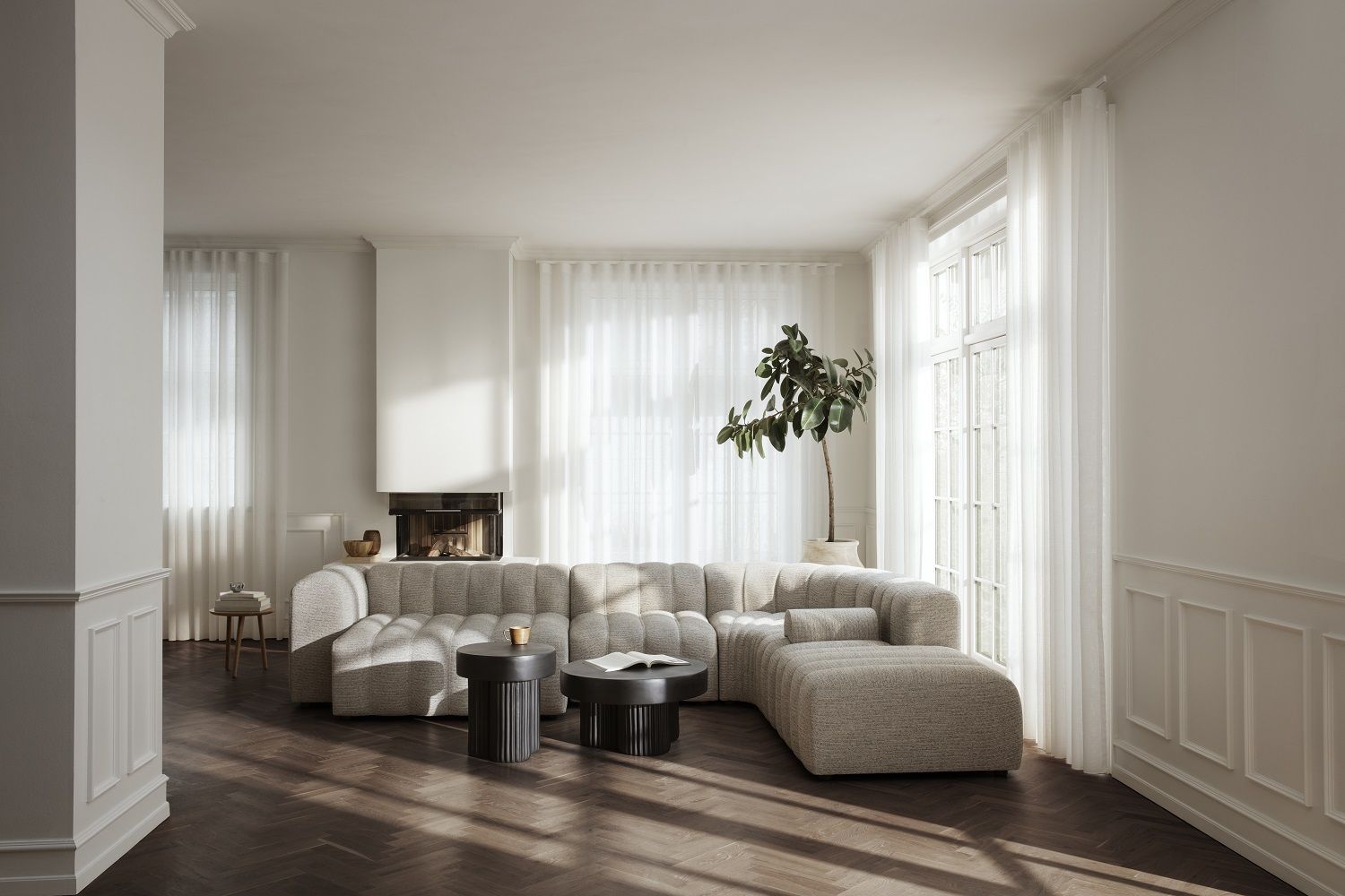 Gear Tall Side Table von Norr11 als Beistelltisch im modernen Wohnzimmer mit Sofa und Kamin.