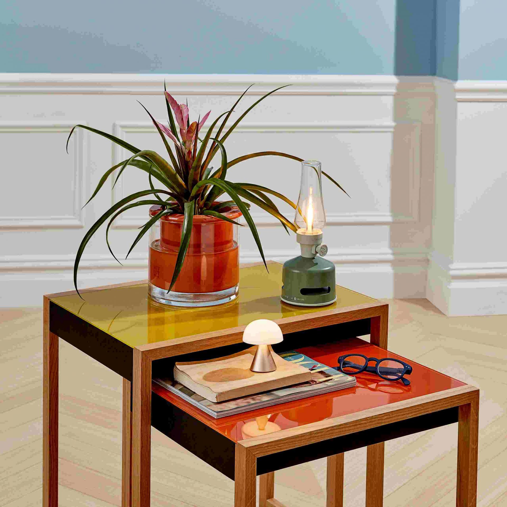 Bauhaus Satztische 4er Set von Klein & More mit Pflanze, Lampe und Deko auf Tischplatten.