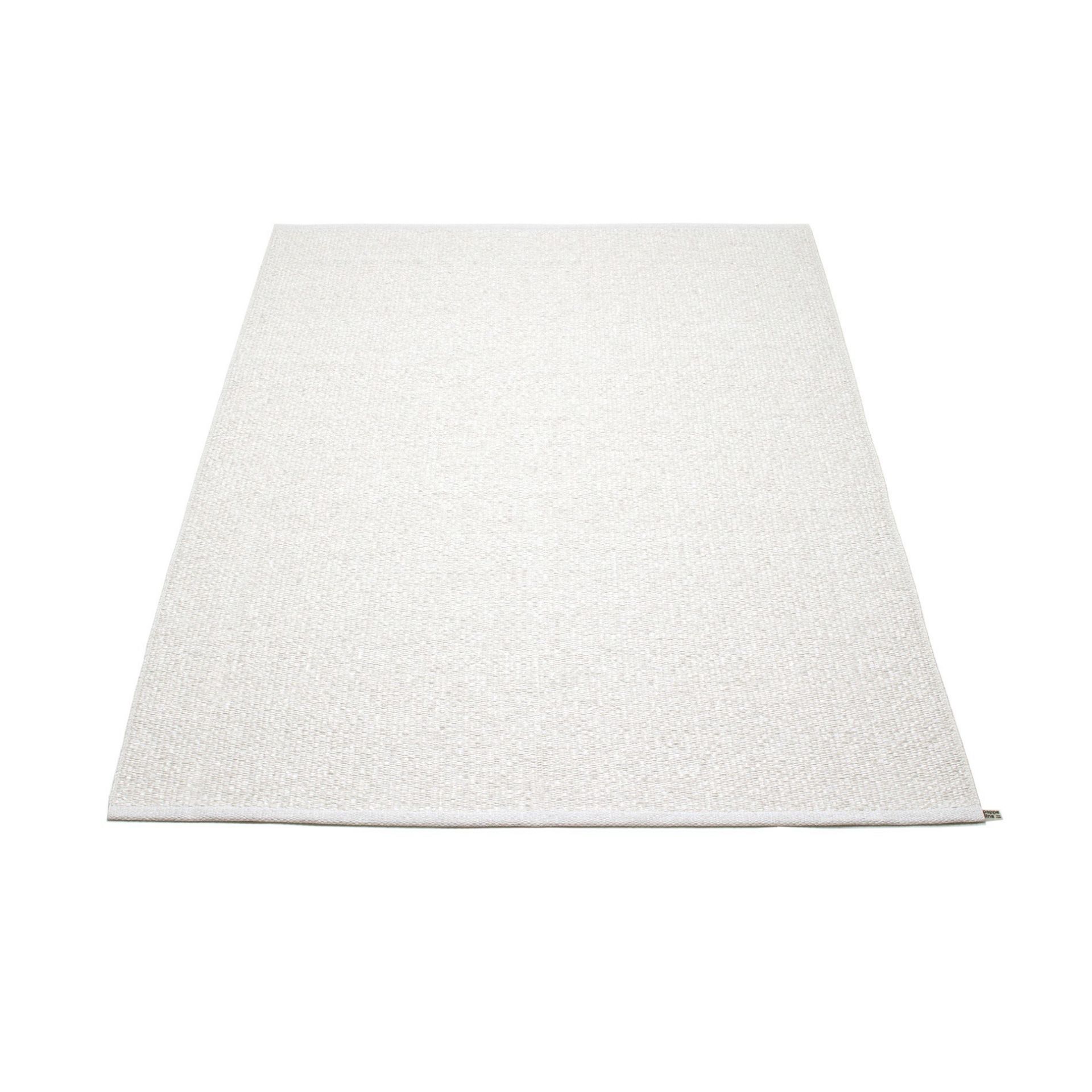 Weißer Svea Kunststoffteppich von Pappelina, Größe 140x220 cm, für Innen- und Außenbereiche.